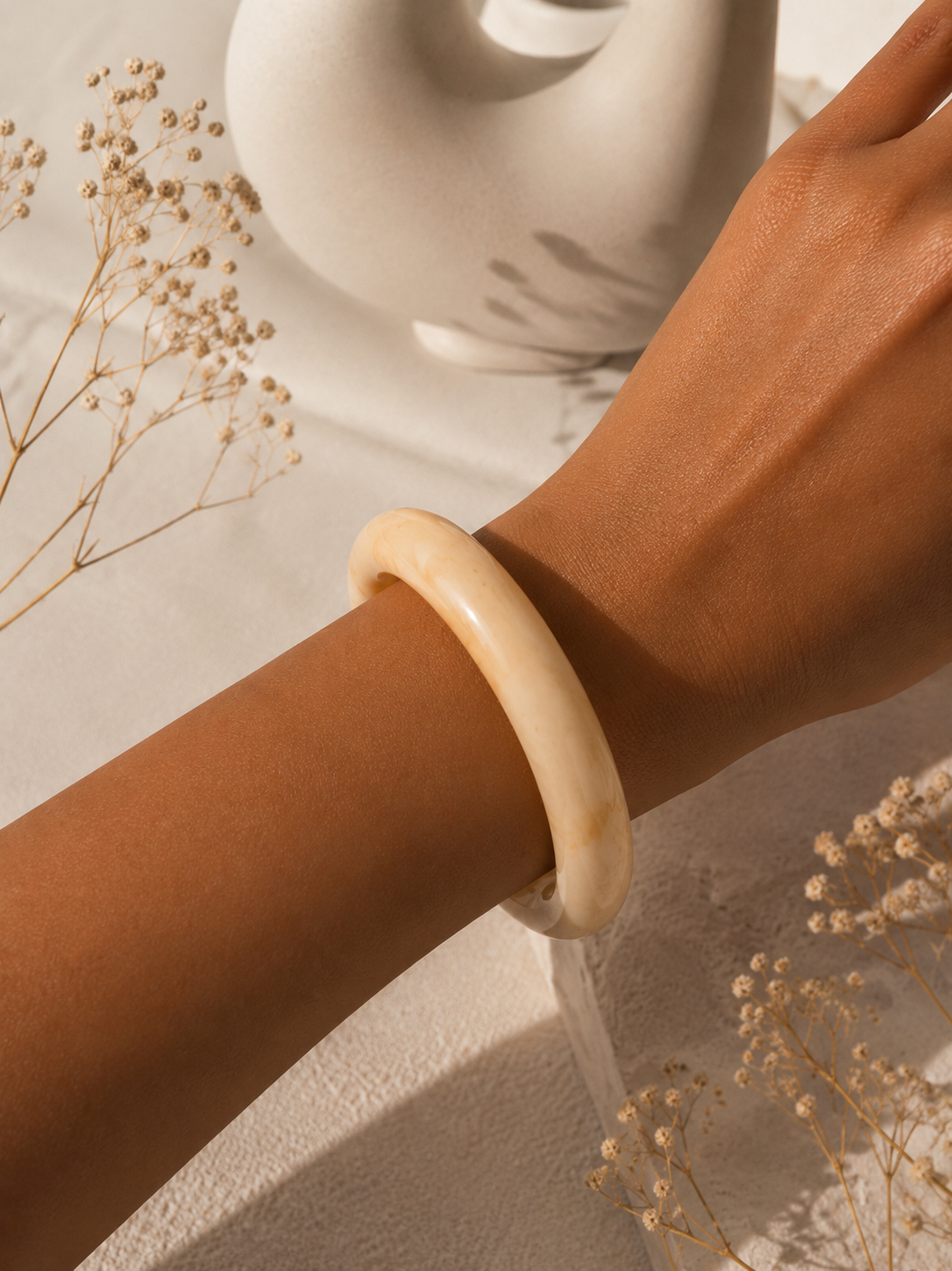 ✨Bracelet rigide beige en acrylique – Élégance minimaliste & naturelle • Aléna✨