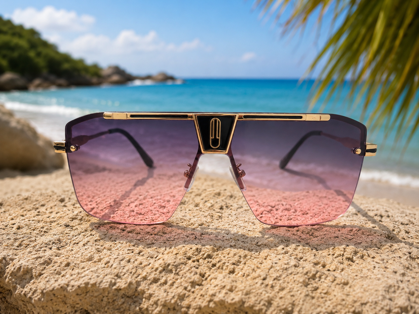 Lunettes de soleil Eléna - Monture géométrique dorée et verres dégradés rose fumé intense