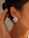 ✨ Boucles d’oreilles fleurs texturées Floria – Élégance lumineuse ✨