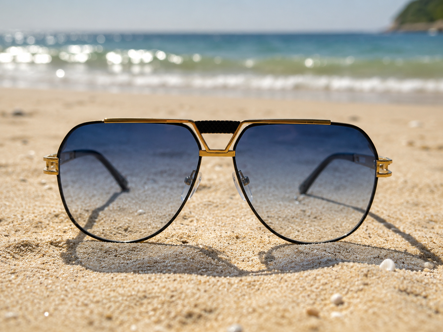 Lunettes de soleil Azura - Monture géométrique dorée et verres dégradés bleus