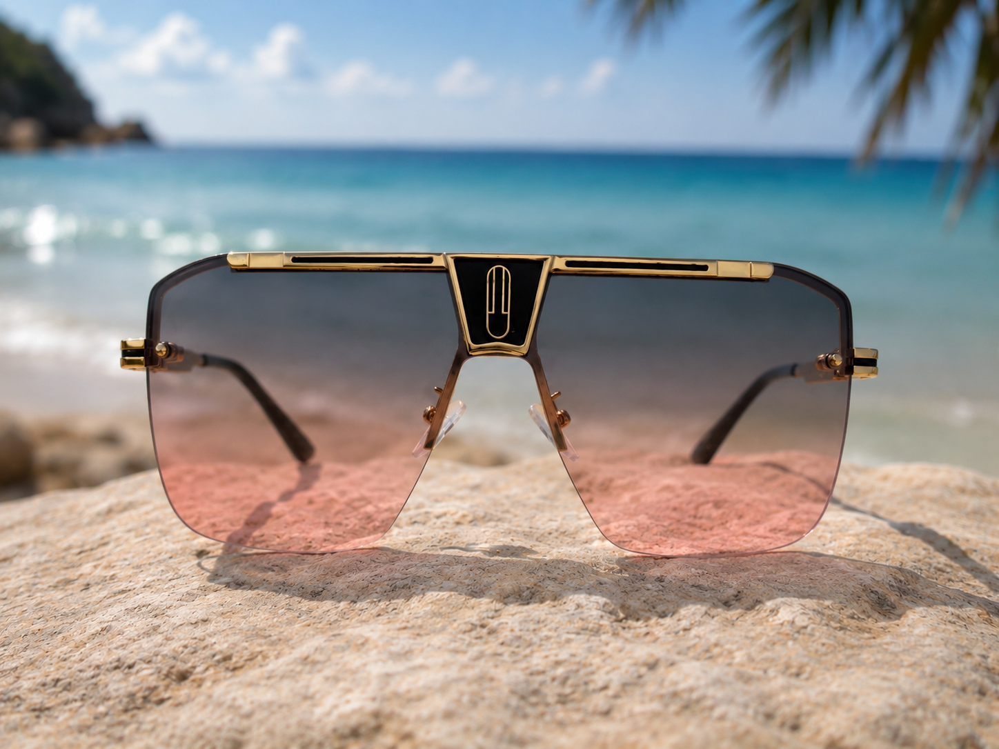 Lunettes de soleil Eléna - Monture géométrique dorée et verres dégradés rose fumé