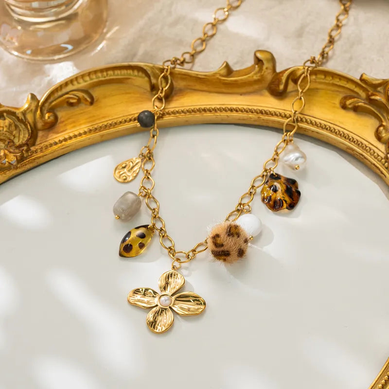 ✨ Collier multi-breloques fleur & détails bohèmes – Esprit audacieux ✨
