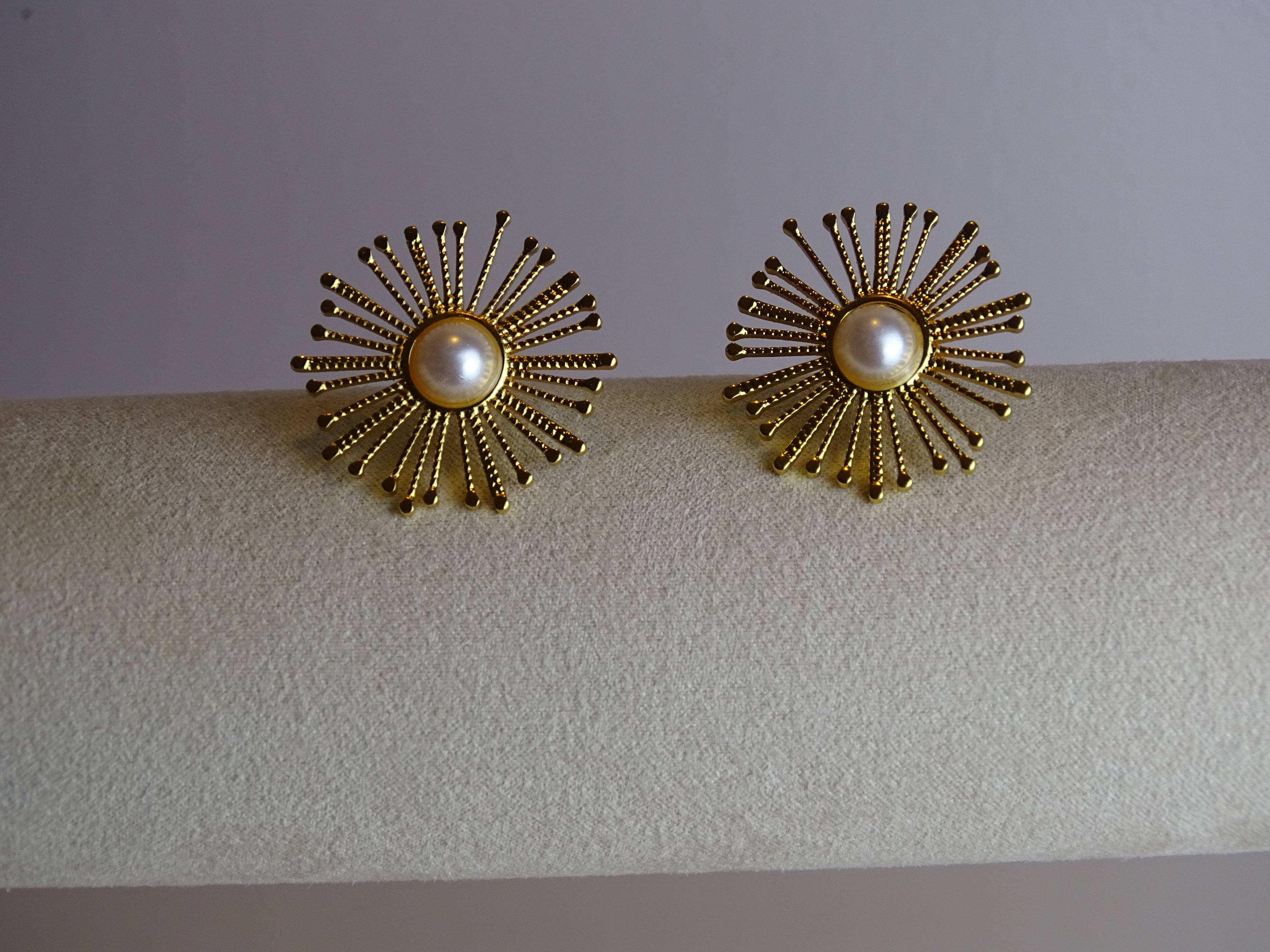 ✨ Ensemble collier & boucles d’oreilles soleil perlé – Éclat raffiné ✨