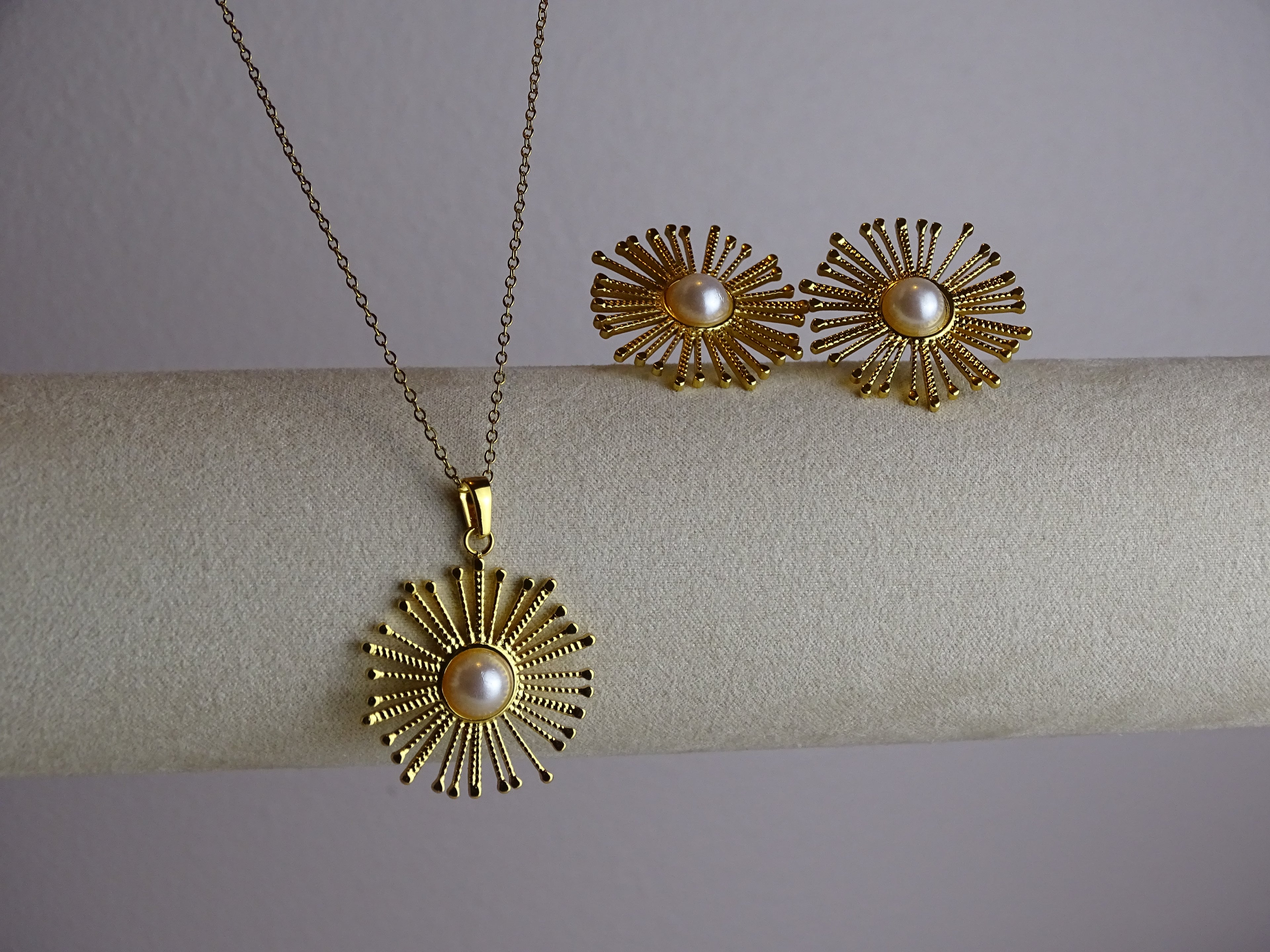 ✨ Ensemble collier & boucles d’oreilles soleil perlé – Éclat raffiné ✨