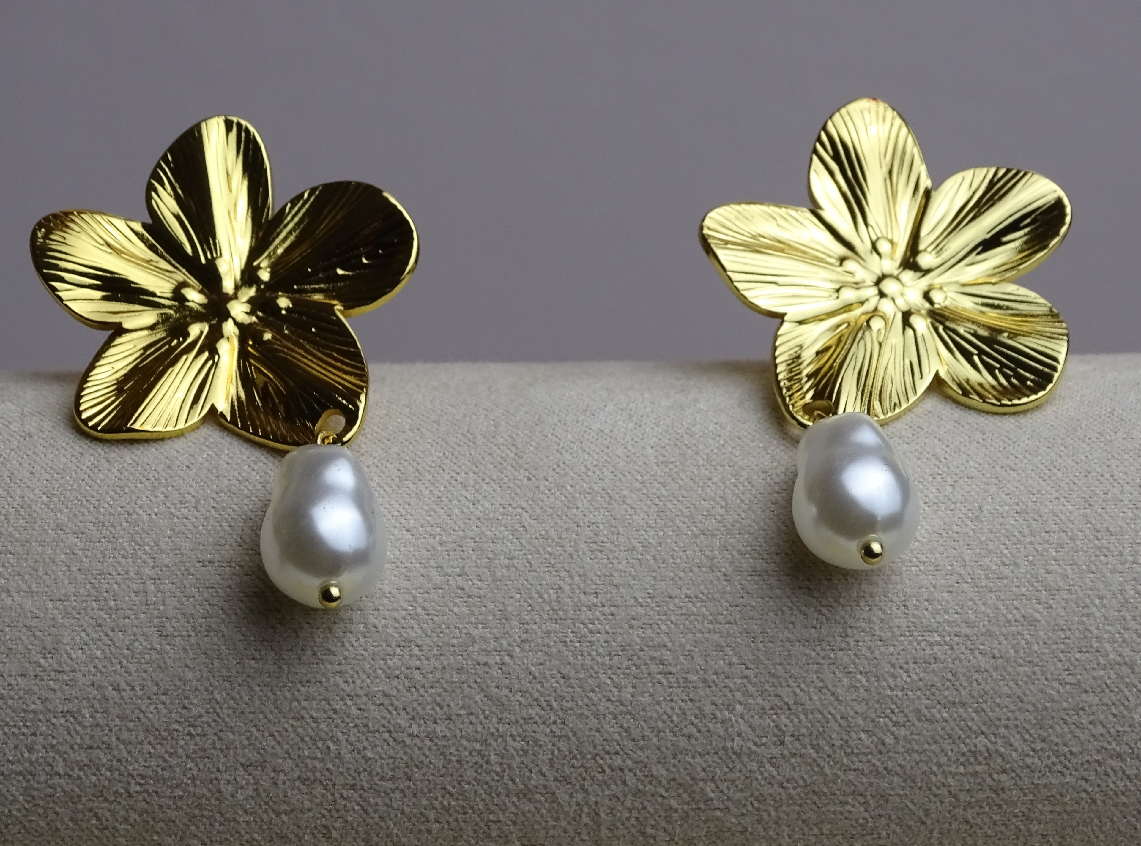 ✨ Boucles d’oreilles fleur & perle – Élégance délicate ✨