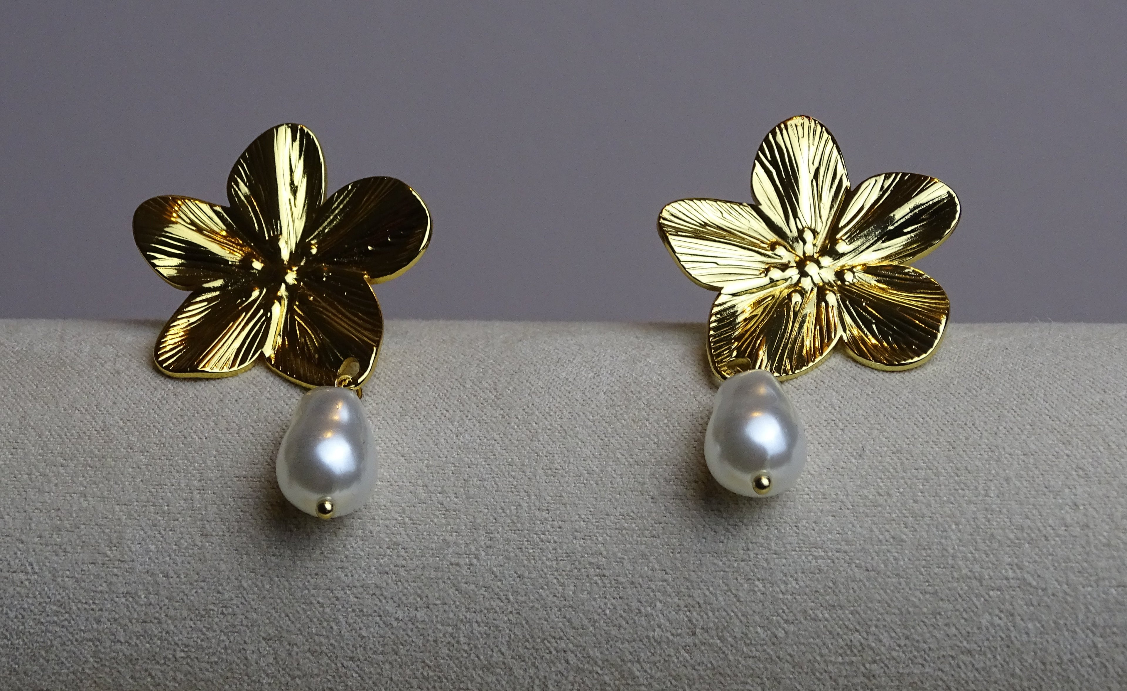 ✨ Boucles d’oreilles fleur & perle – Élégance délicate ✨