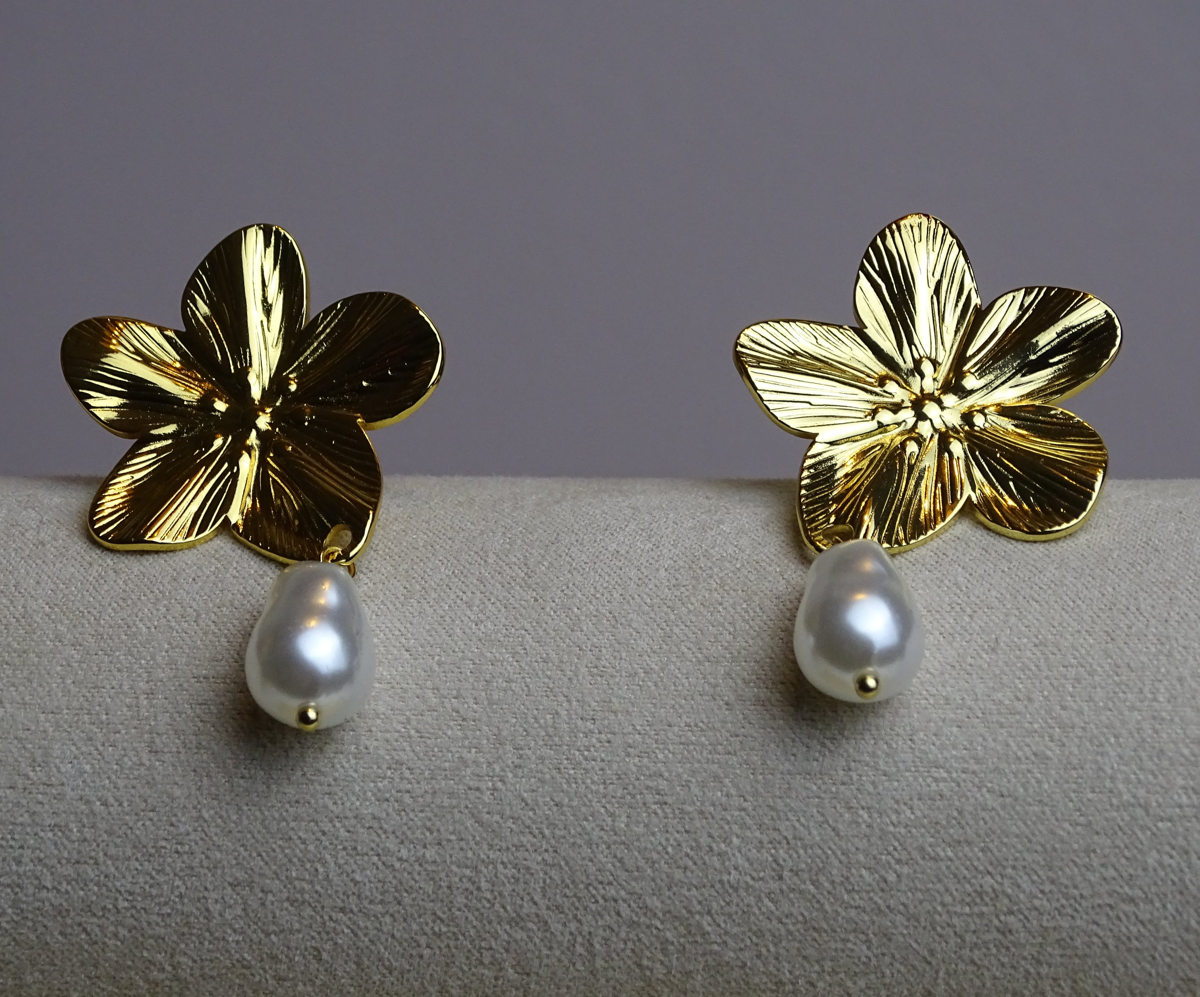 ✨ Boucles d’oreilles fleur & perle – Élégance délicate ✨