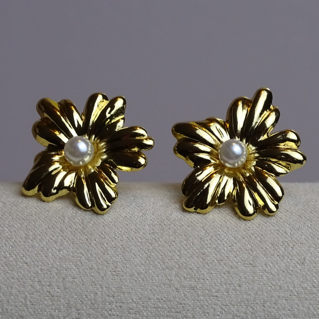 Boucles d'oreilles fleur nacrée