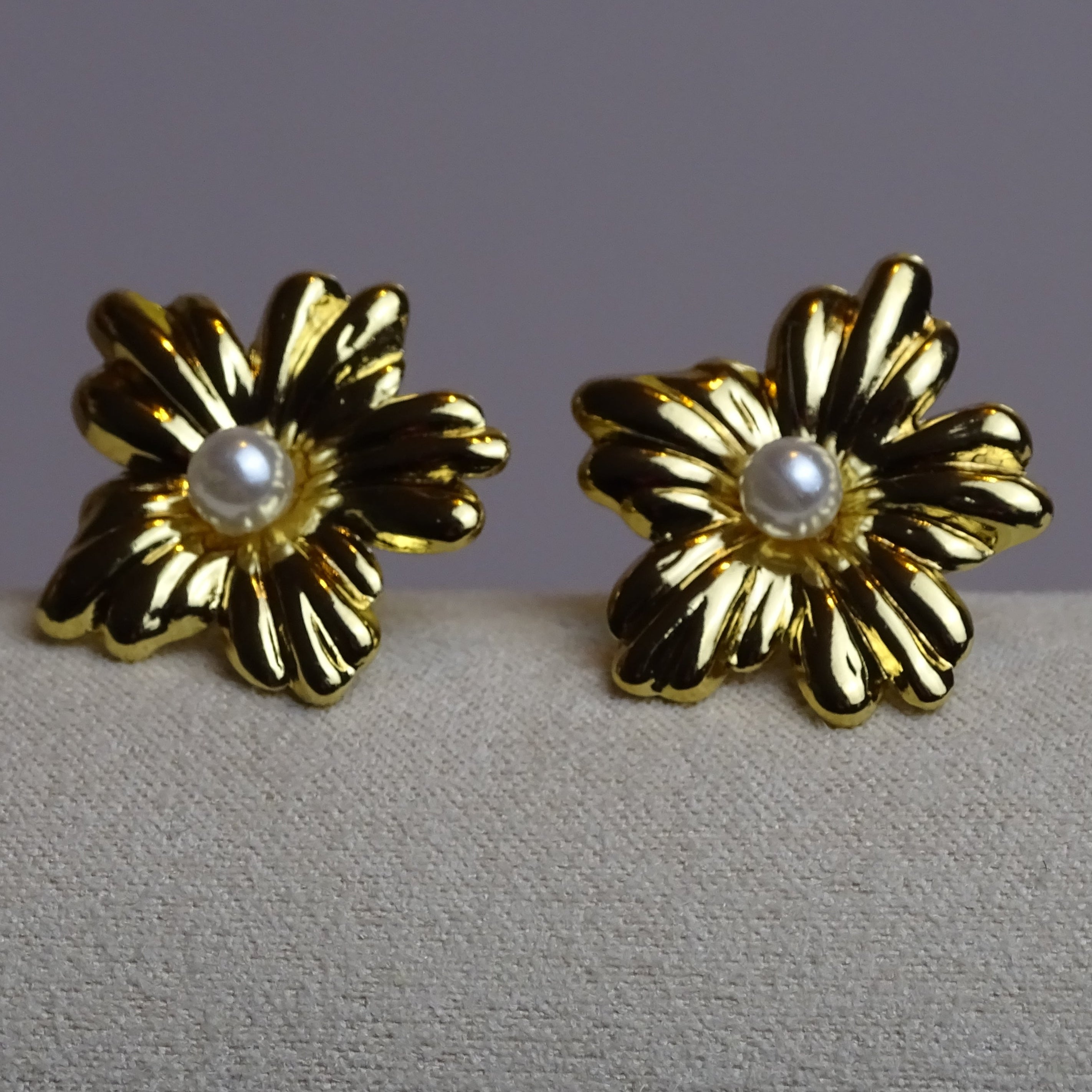 Boucles d'oreilles fleur nacrée