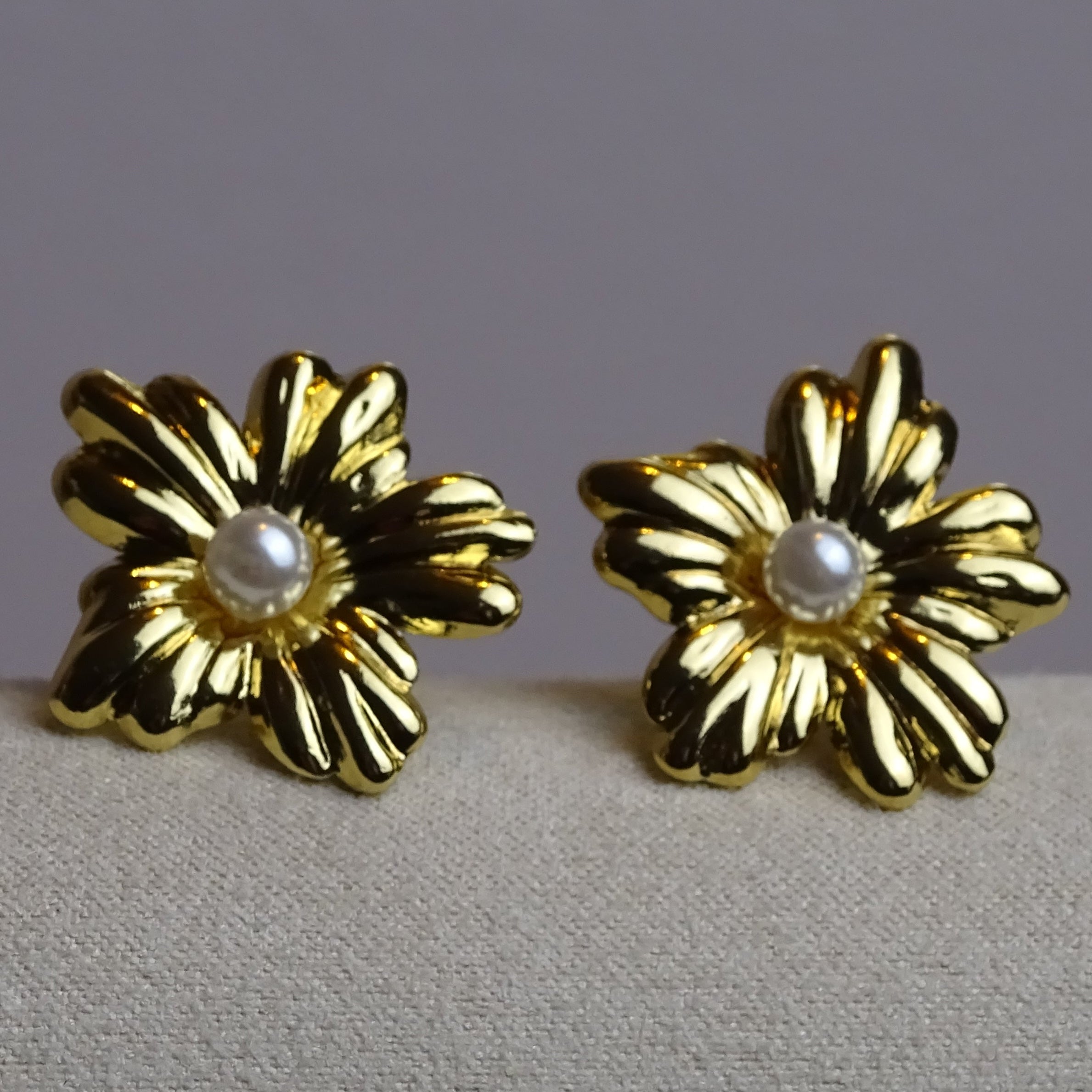 Boucles d'oreilles fleur nacrée