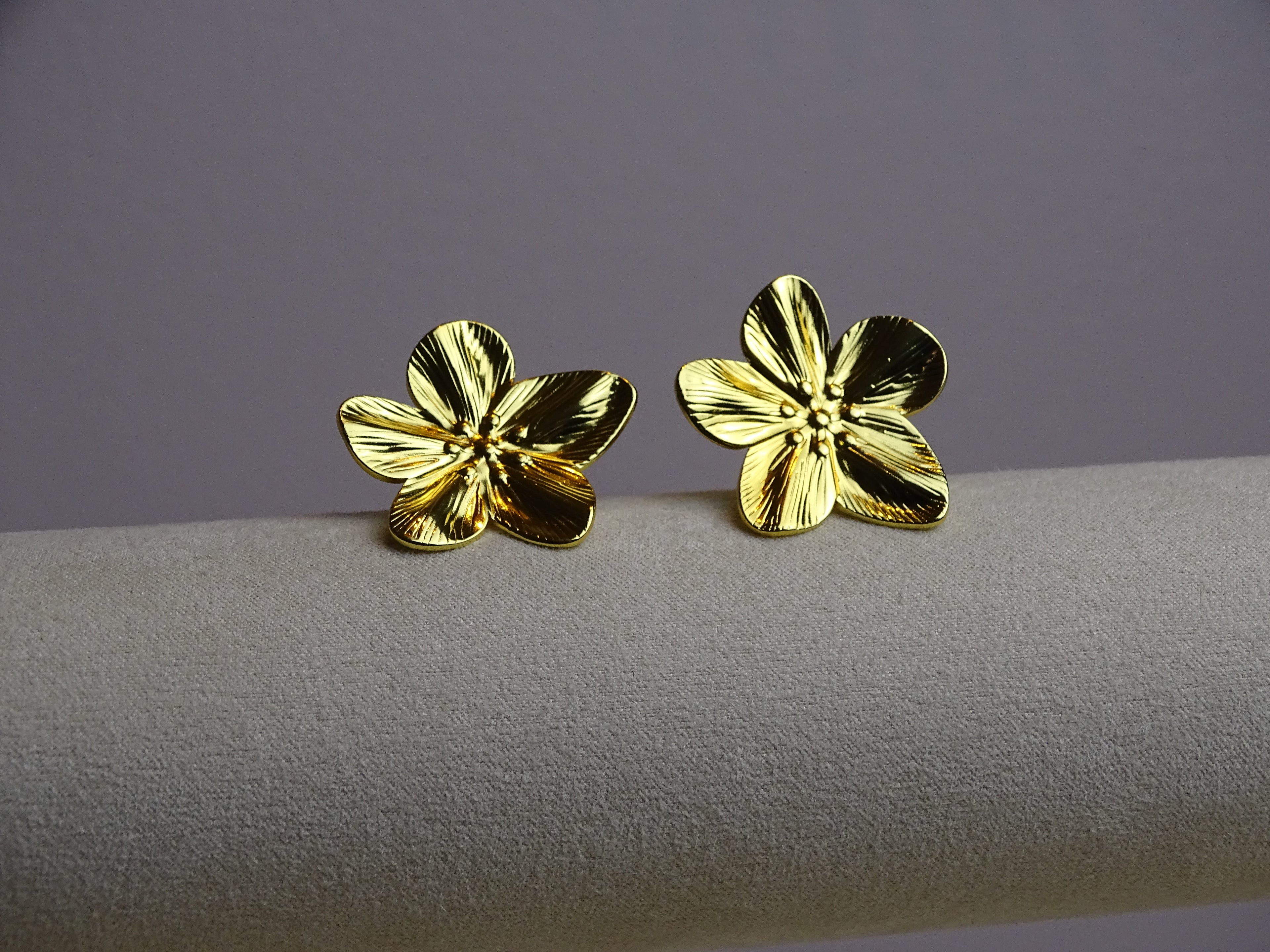 ✨ Boucles d’oreilles fleurs texturées – Éclat solaire ✨