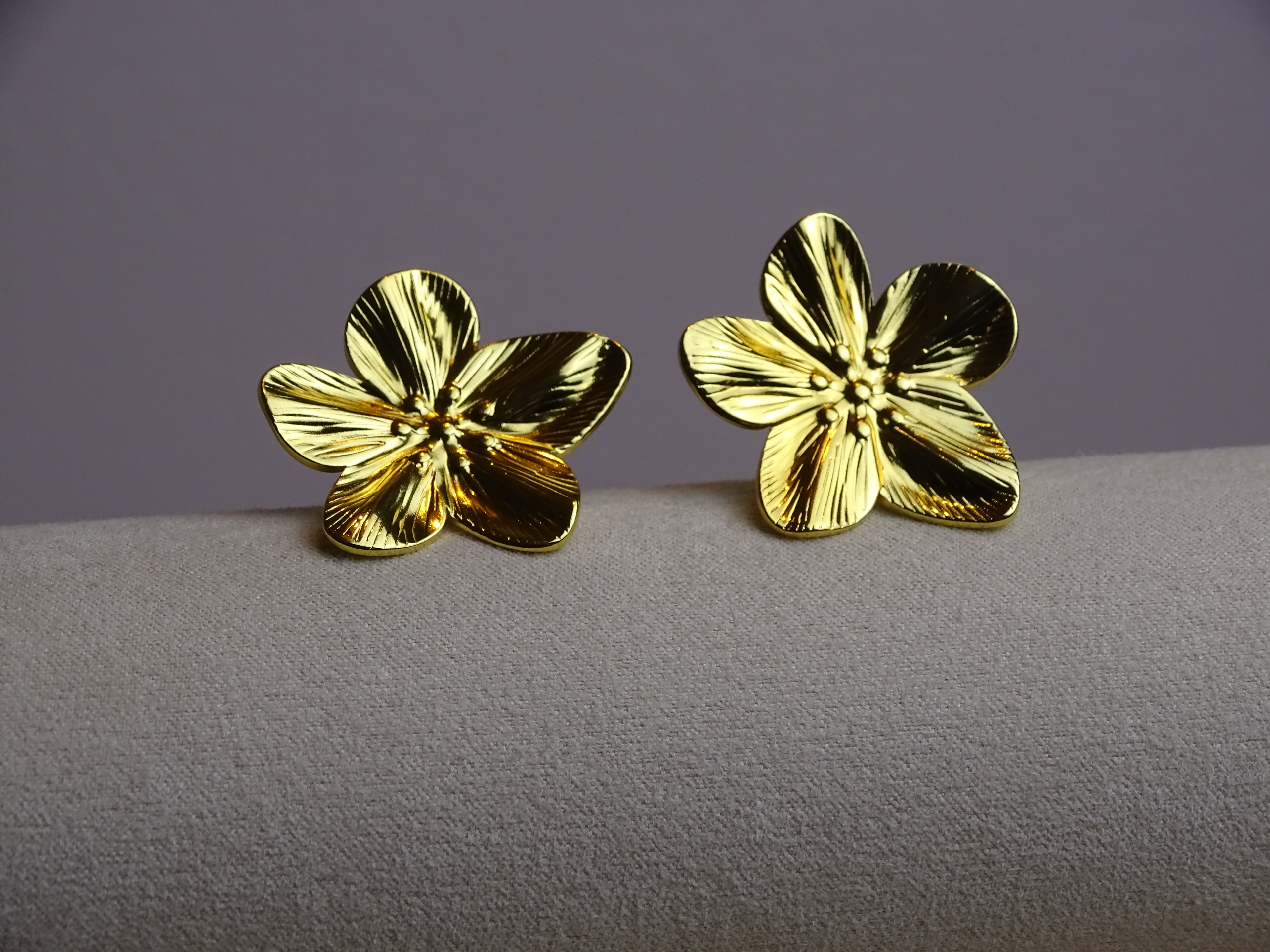 ✨ Boucles d’oreilles fleurs texturées – Éclat solaire ✨