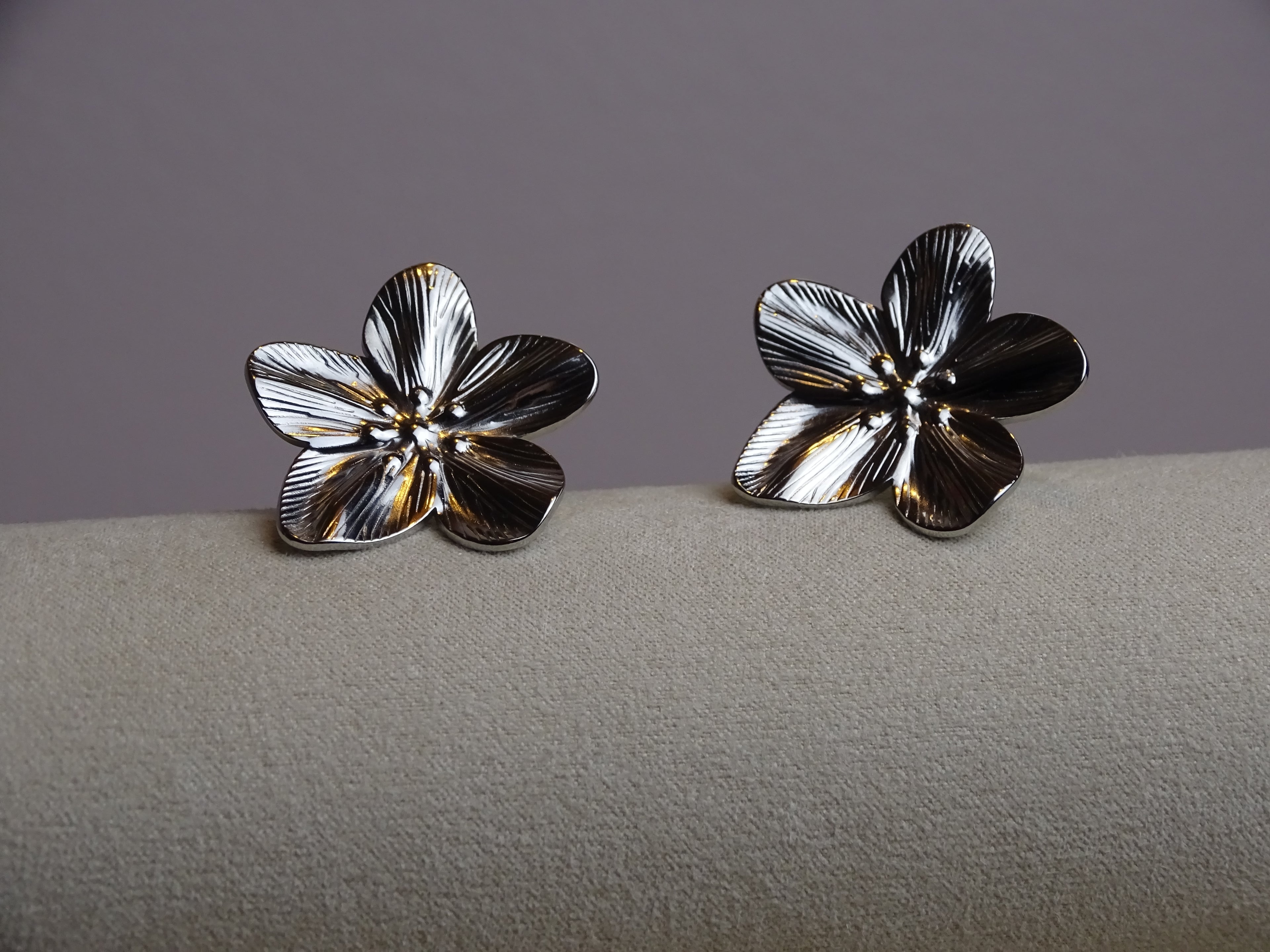 ✨ Boucles d’oreilles fleurs texturées – Élégance lumineuse ✨