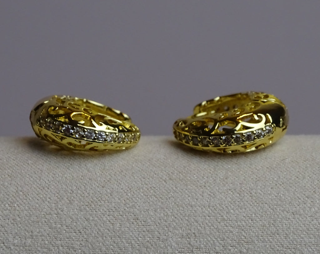 ✨ Boucles d’oreilles créoles ajourées & zircons – Élégance raffinée ✨