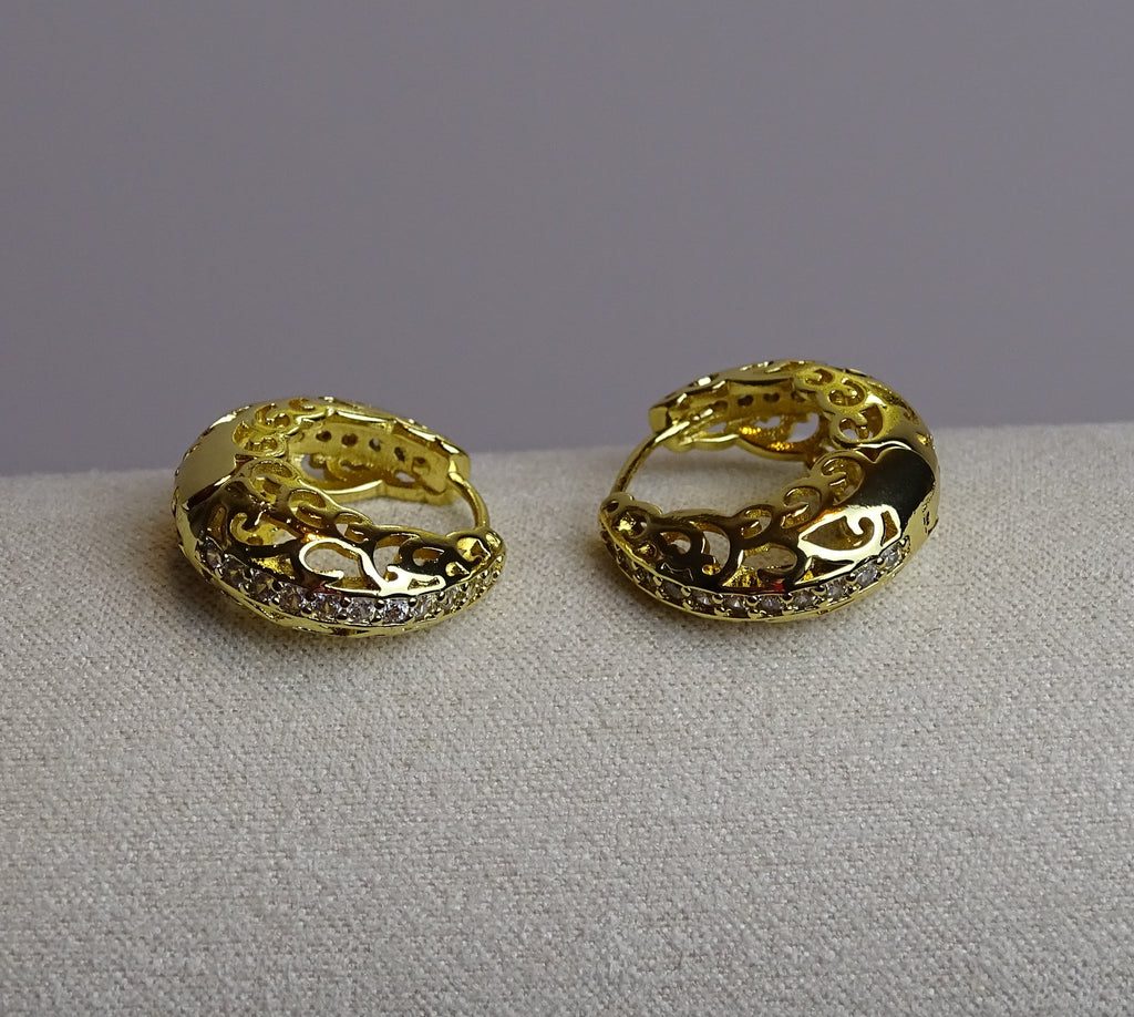 ✨ Boucles d’oreilles créoles ajourées & zircons – Élégance raffinée ✨