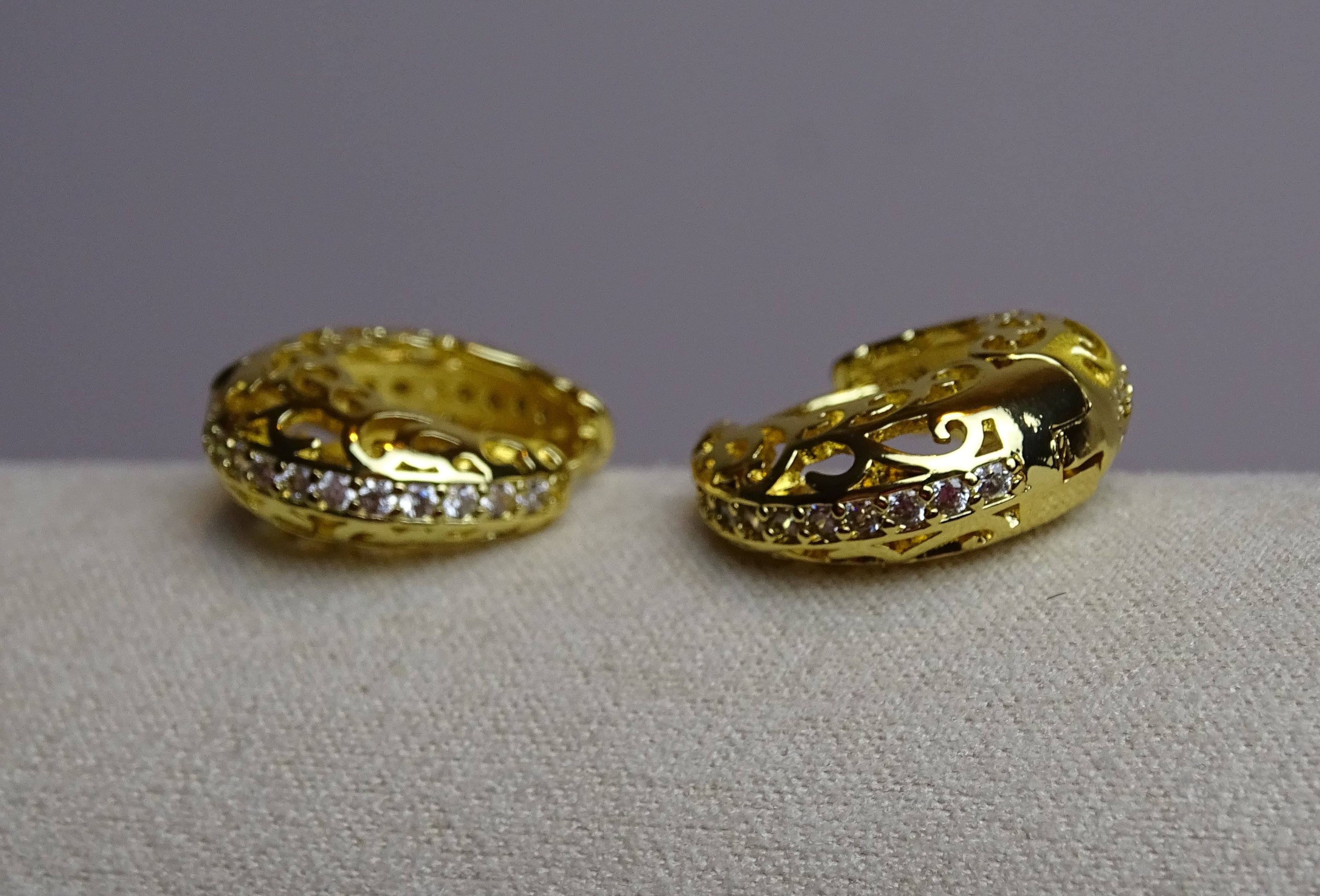 ✨ Boucles d’oreilles créoles ajourées & zircons – Élégance raffinée ✨