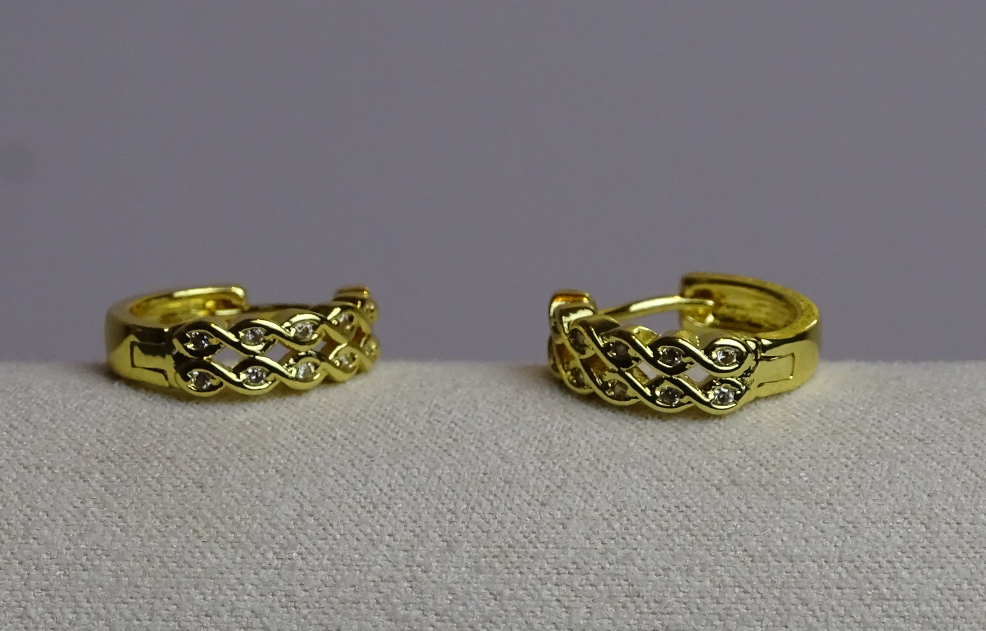 ✨ Boucles d’oreilles créoles entrelacées & zircons – Élégance lumineuse ✨