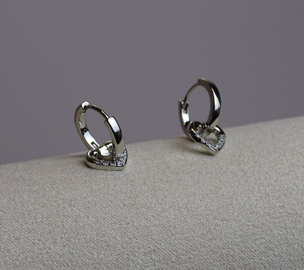 ✨ Boucles d’oreilles créoles cœur & zircons – Élégance lumineuse ✨