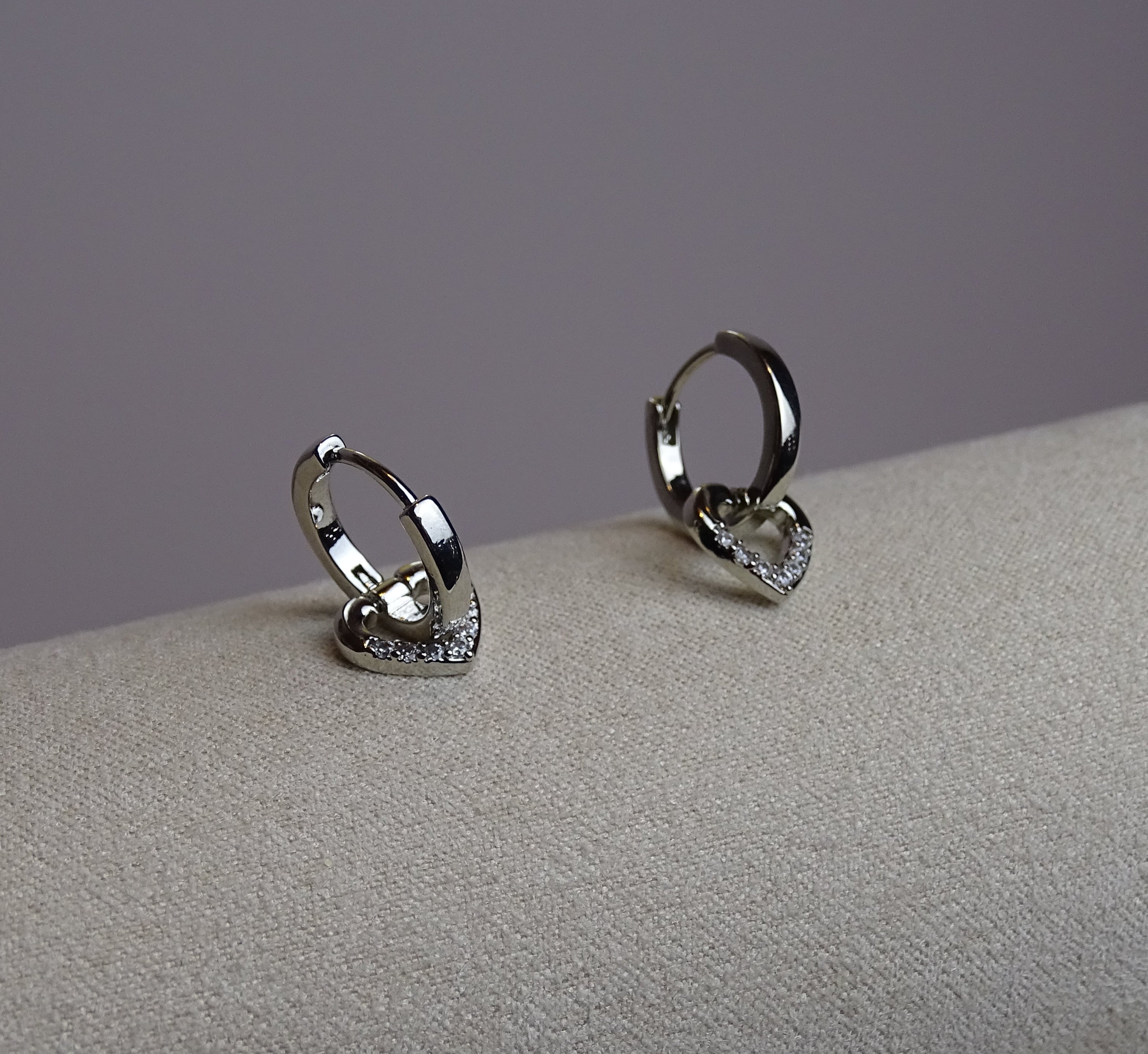 ✨ Boucles d’oreilles créoles cœur & zircons – Élégance lumineuse ✨