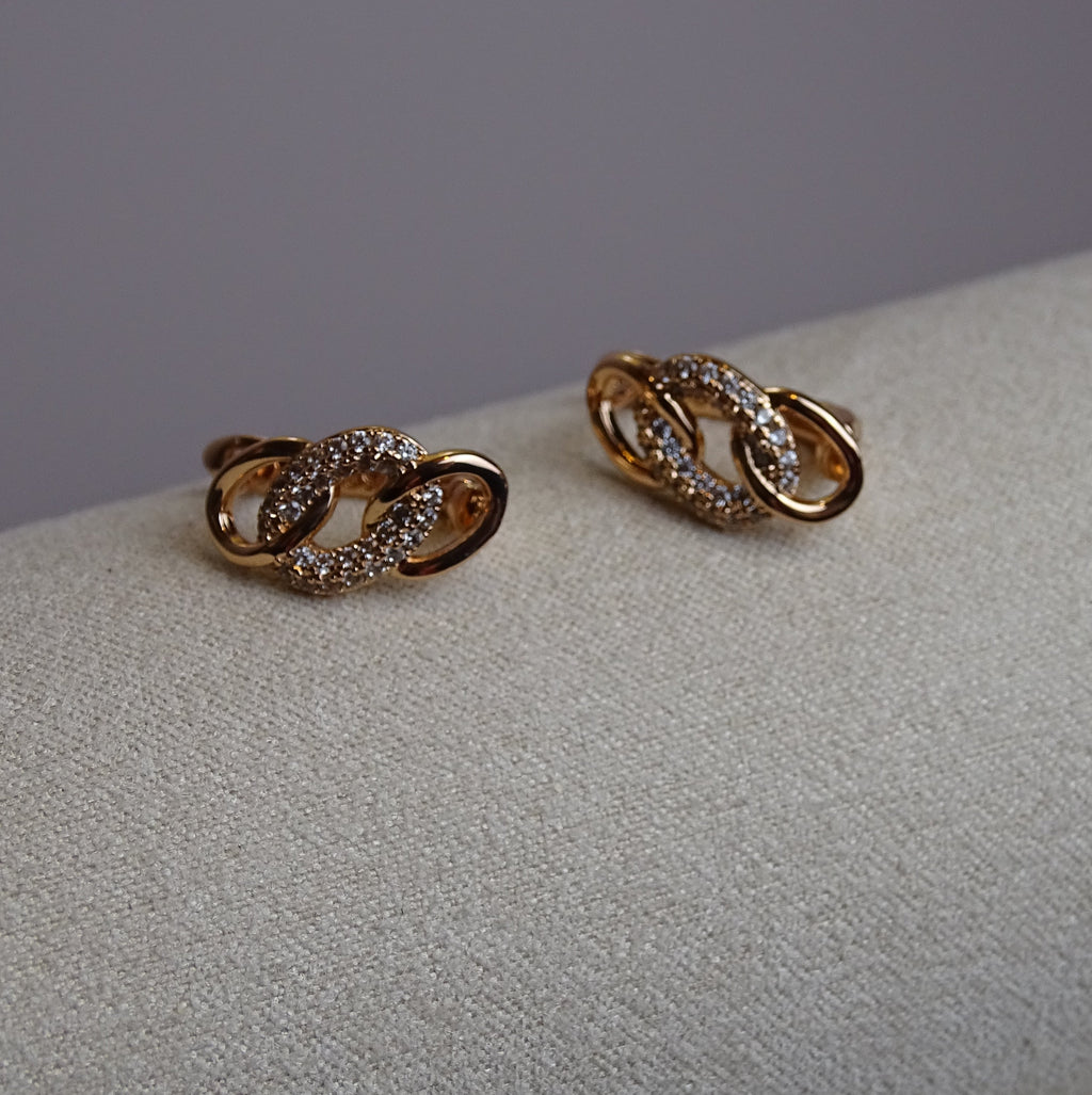 ✨ Boucles d’oreilles entrelacées & zircons – Éclat sophistiqué ✨