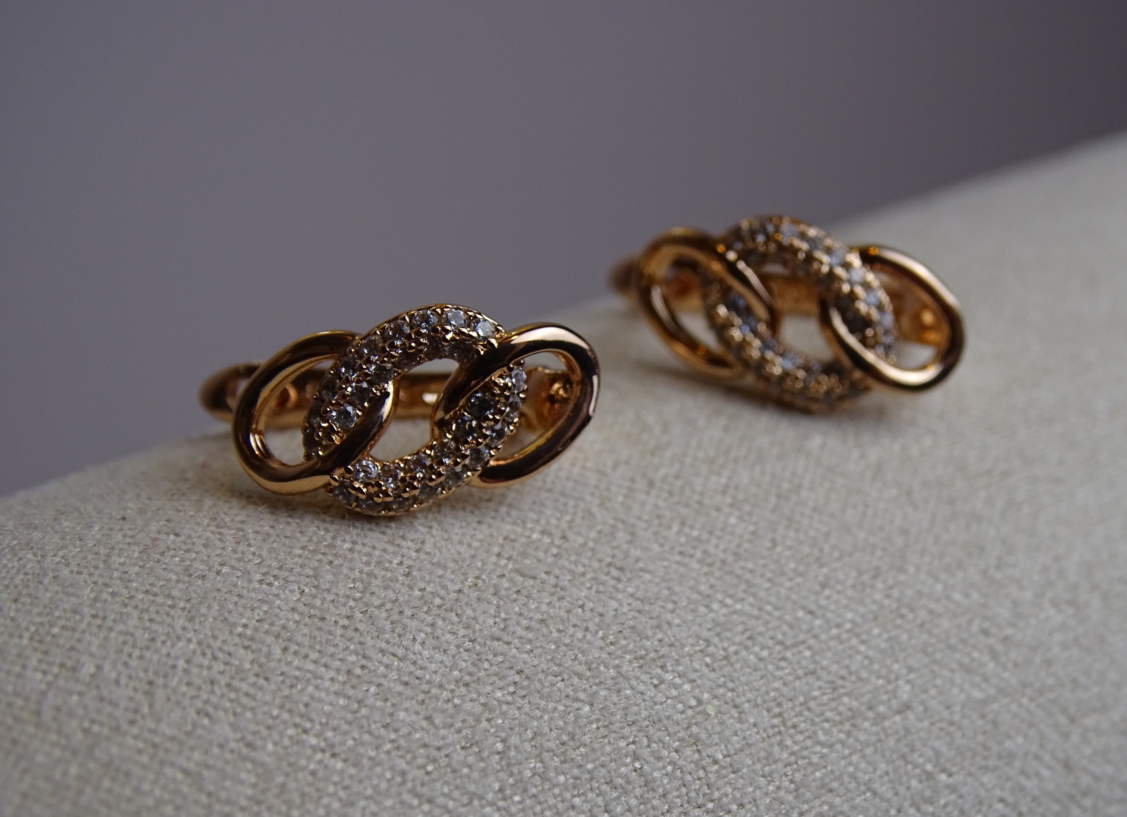 ✨ Boucles d’oreilles entrelacées & zircons – Éclat sophistiqué ✨