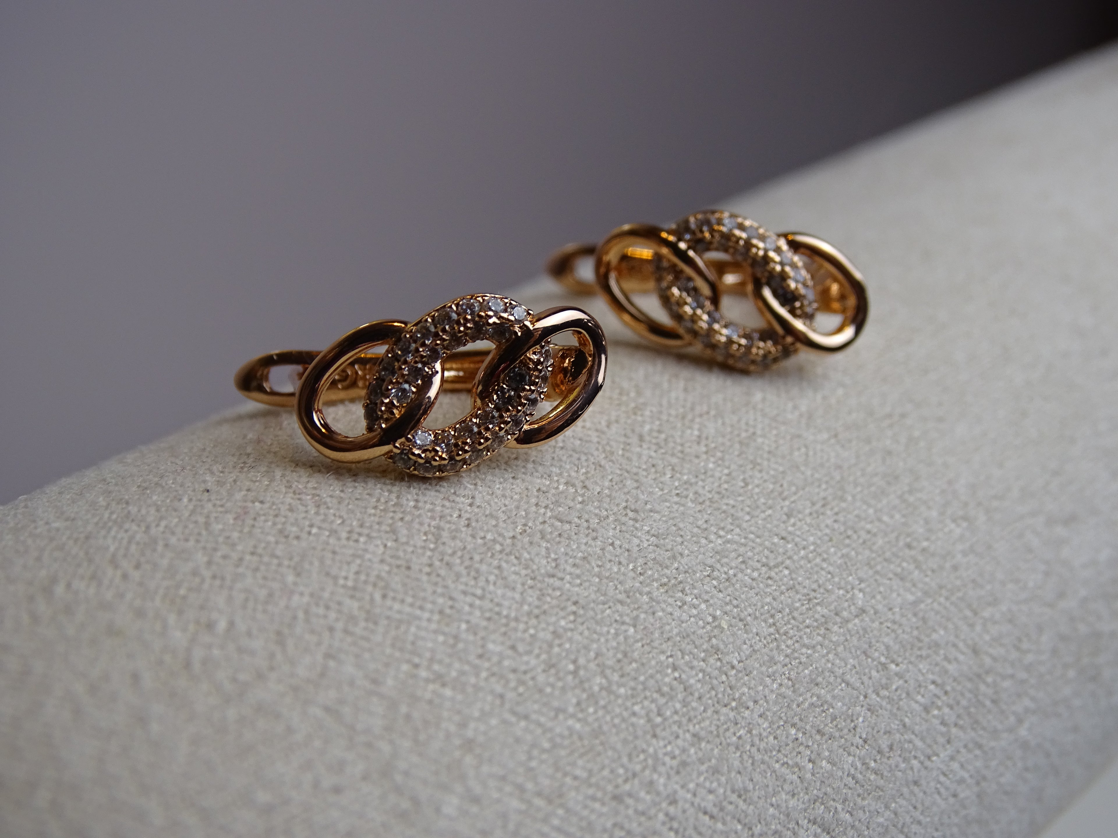 ✨ Boucles d’oreilles entrelacées & zircons – Éclat sophistiqué ✨