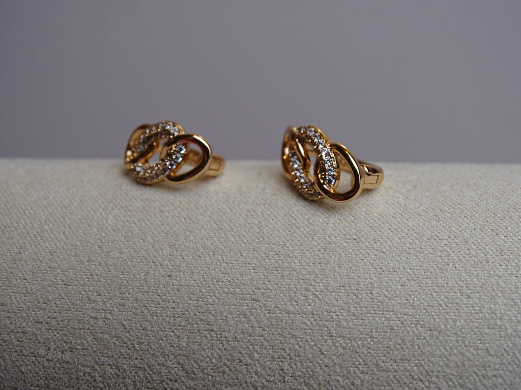 ✨ Boucles d’oreilles entrelacées & zircons – Éclat sophistiqué ✨