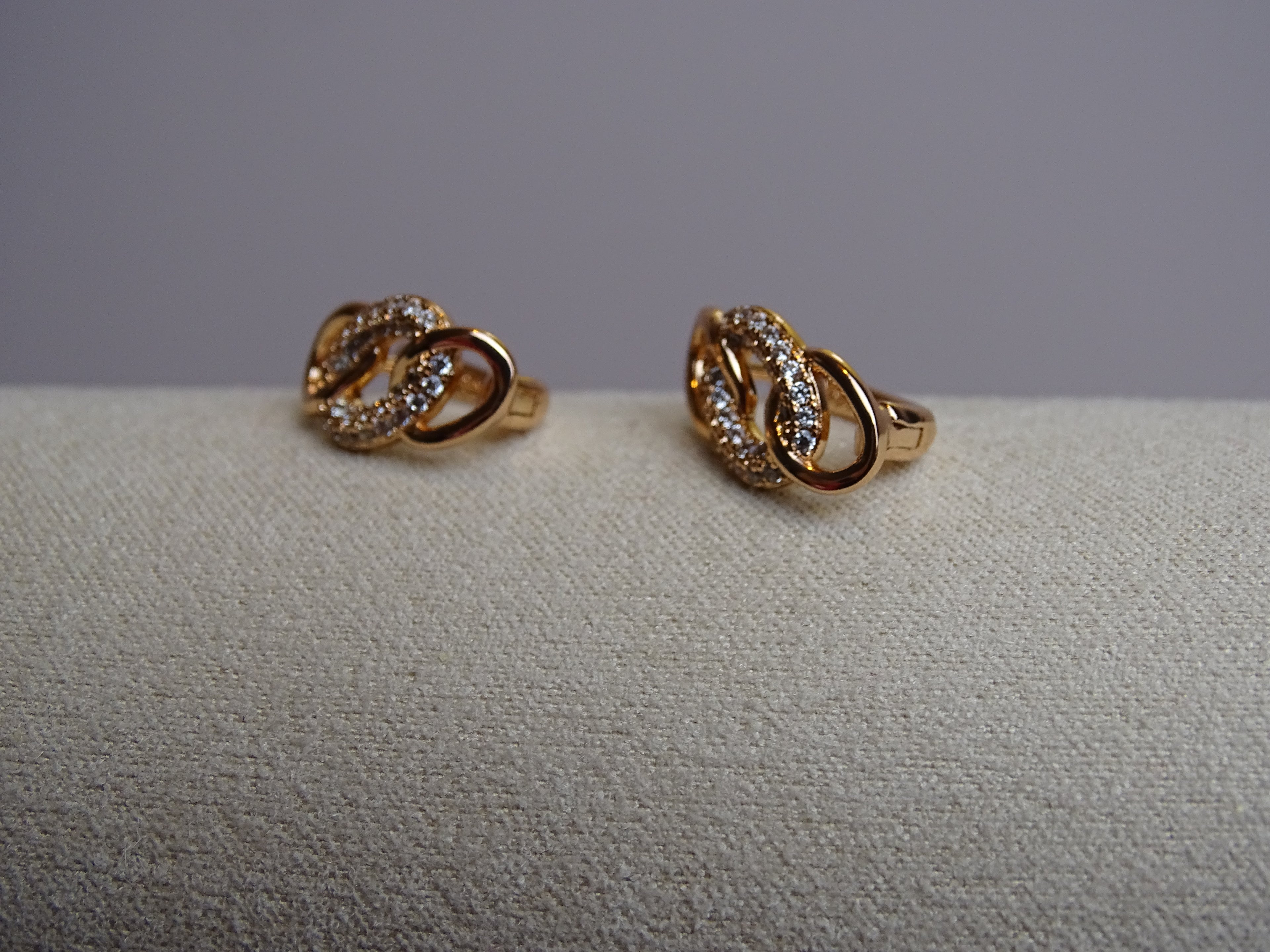 ✨ Boucles d’oreilles entrelacées & zircons – Éclat sophistiqué ✨