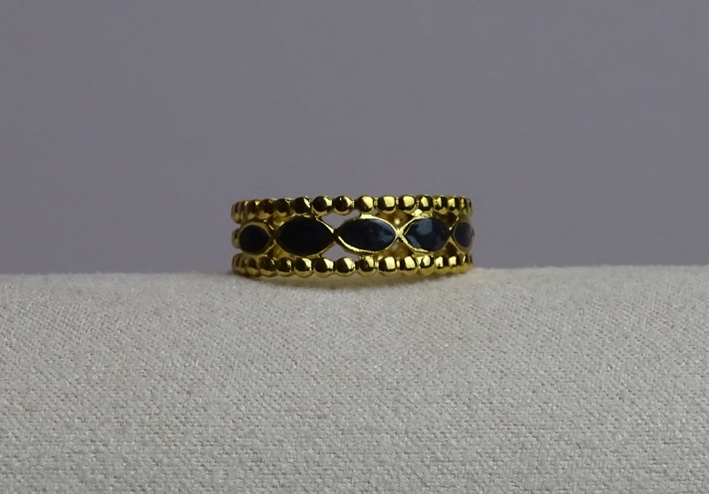 ✨ Bague dorée & incrustations noires – Élégance graphique ✨