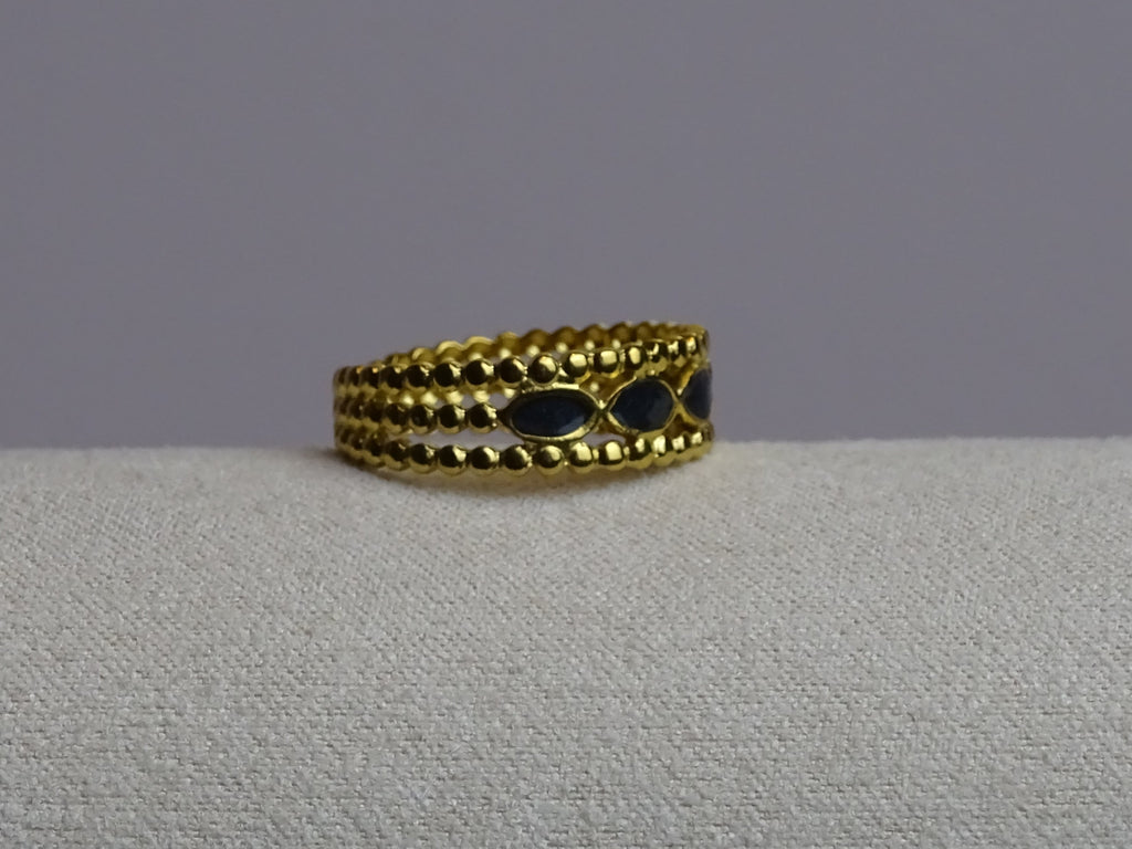 ✨ Bague dorée & incrustations noires – Élégance graphique ✨