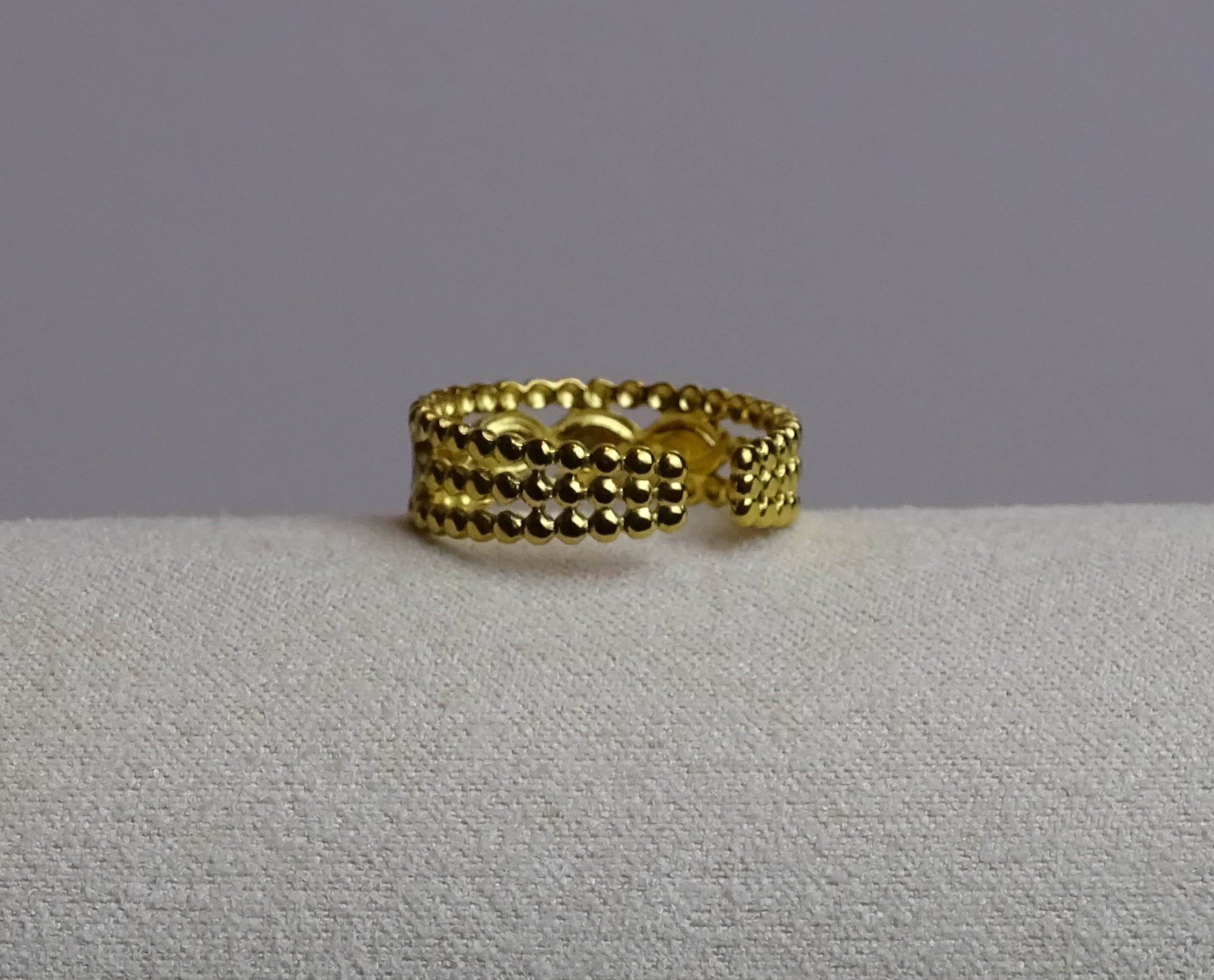 ✨ Bague dorée & incrustations noires – Élégance graphique ✨