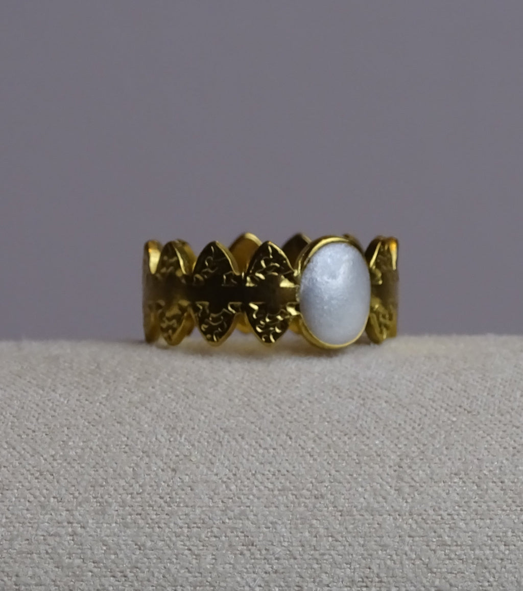 ✨ Bague dorée & cabochon effet nacré – Élégance délicate ✨