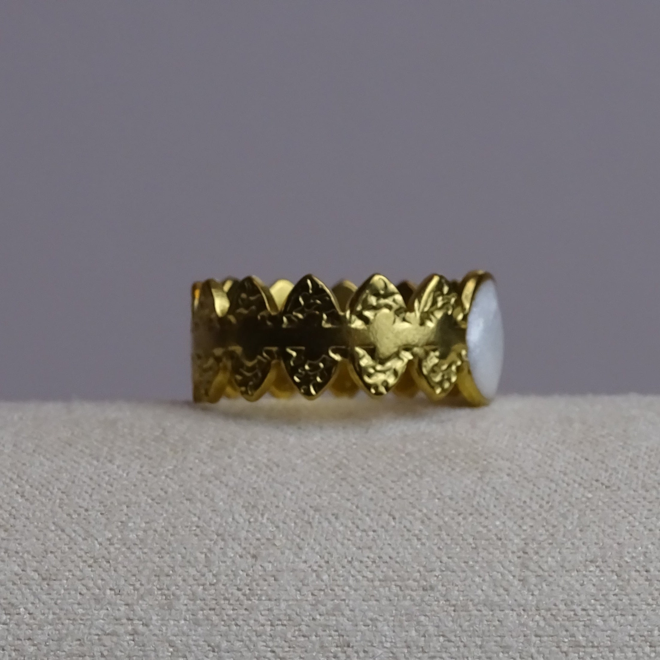 ✨ Bague dorée & cabochon effet nacré – Élégance délicate ✨