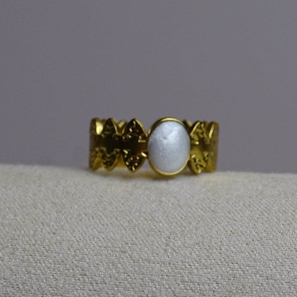 ✨ Bague dorée & cabochon effet nacré – Élégance délicate ✨