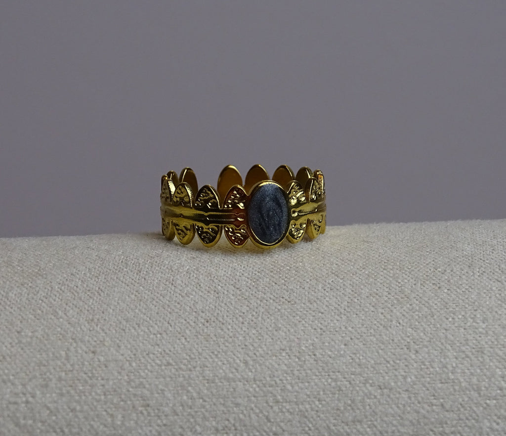 ✨ Bague dorée & cabochon noir nacré – Élégance intemporelle ✨