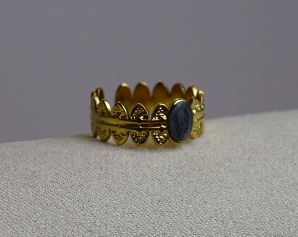 ✨ Bague dorée & cabochon noir nacré – Élégance intemporelle ✨
