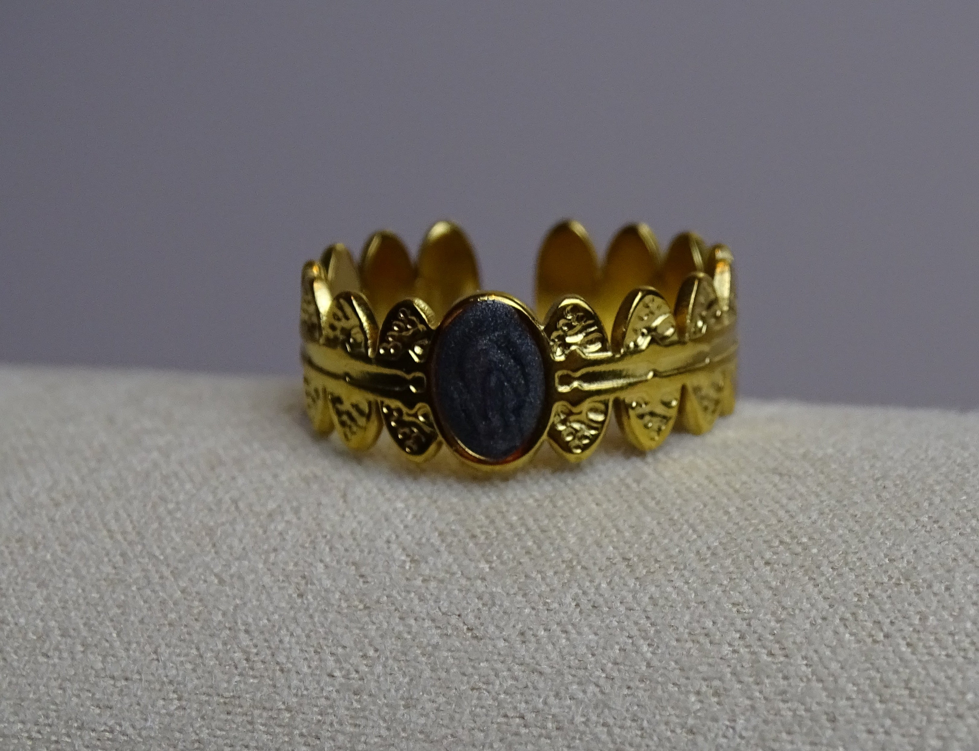 ✨ Bague dorée & cabochon noir nacré – Élégance intemporelle ✨