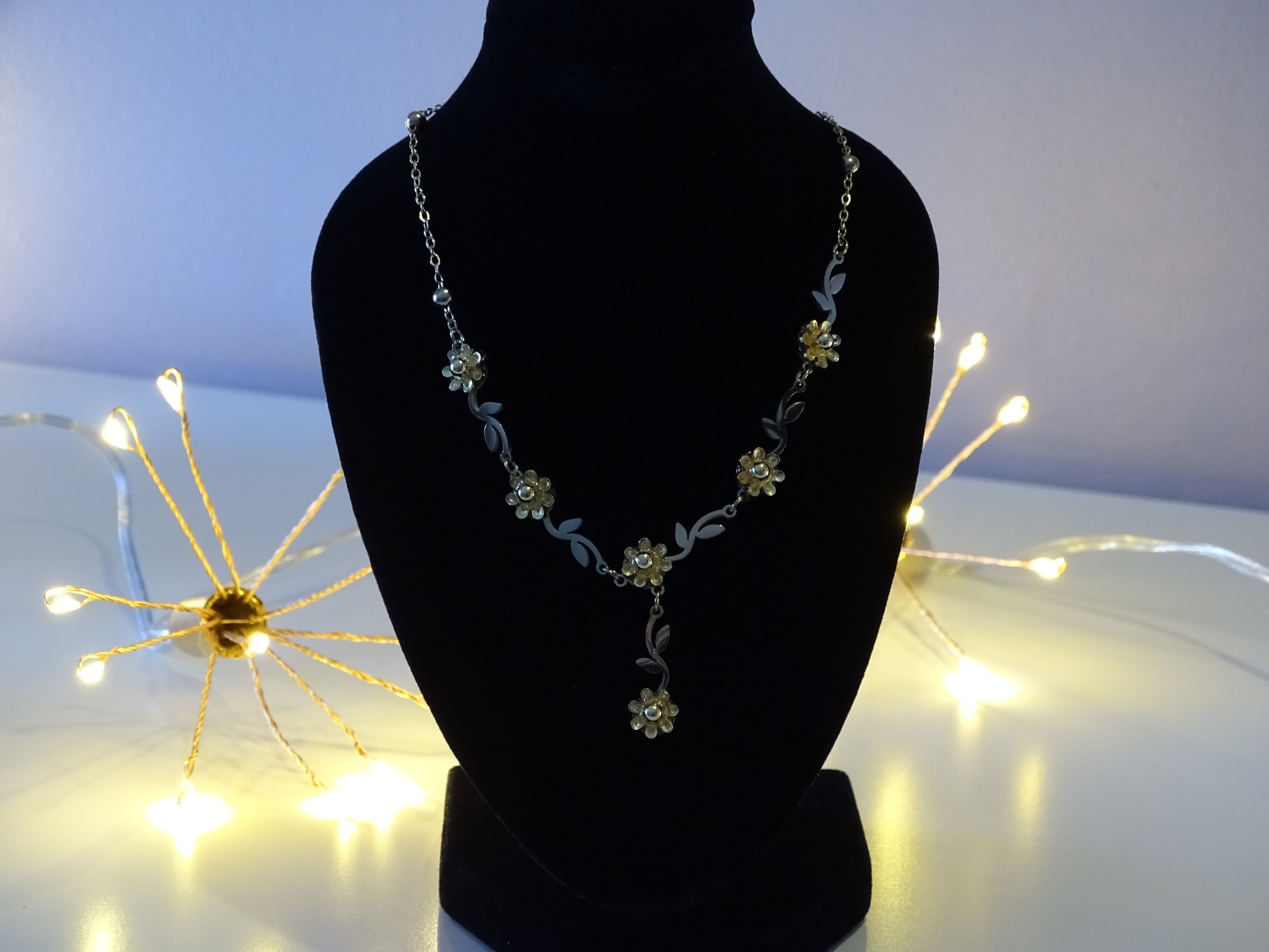✨ Collier fleurs délicates & feuilles – Élégance naturelle ✨
