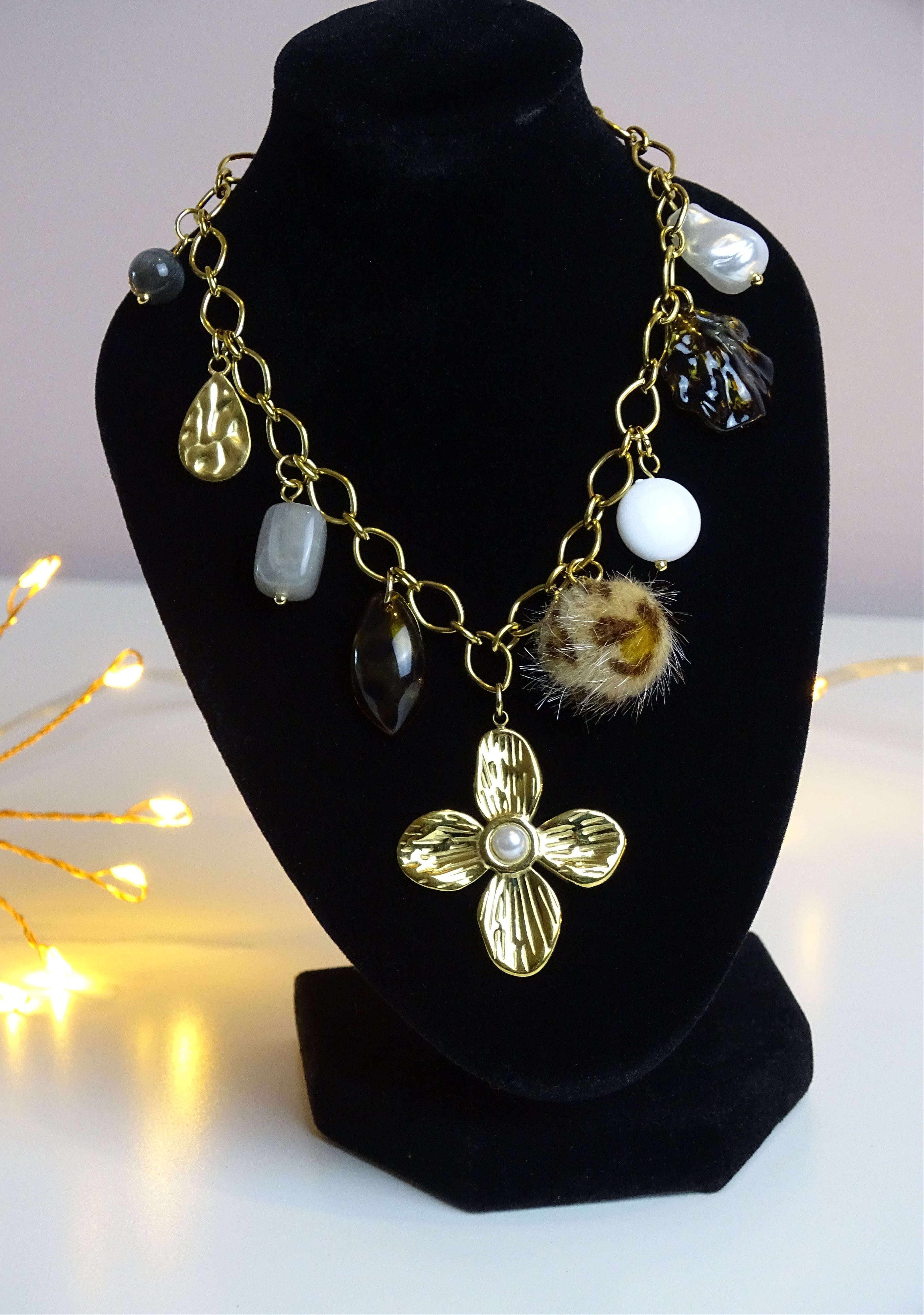 ✨ Collier multi-breloques fleur & détails bohèmes – Esprit audacieux ✨