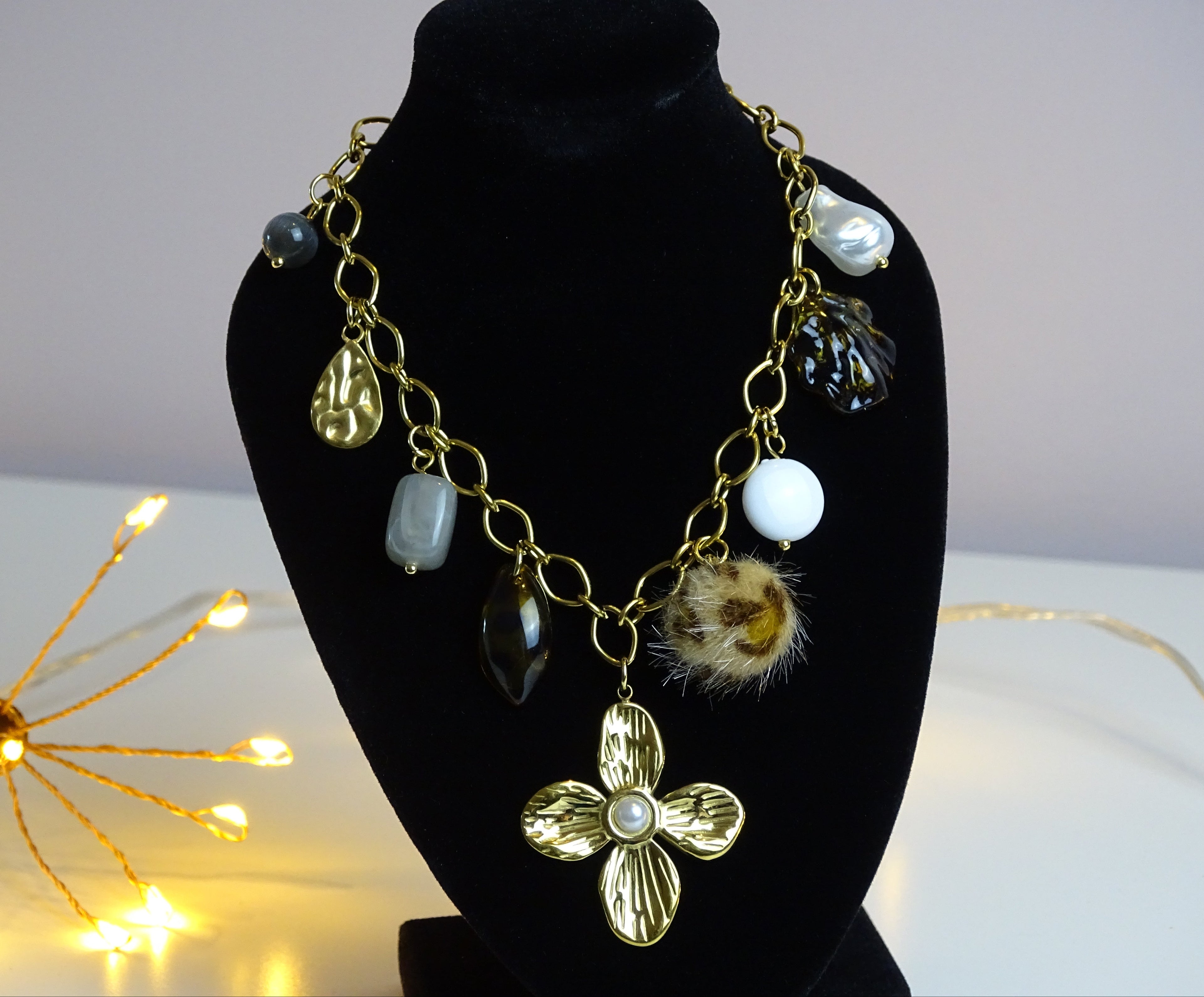 ✨ Collier multi-breloques fleur & détails bohèmes – Esprit audacieux ✨