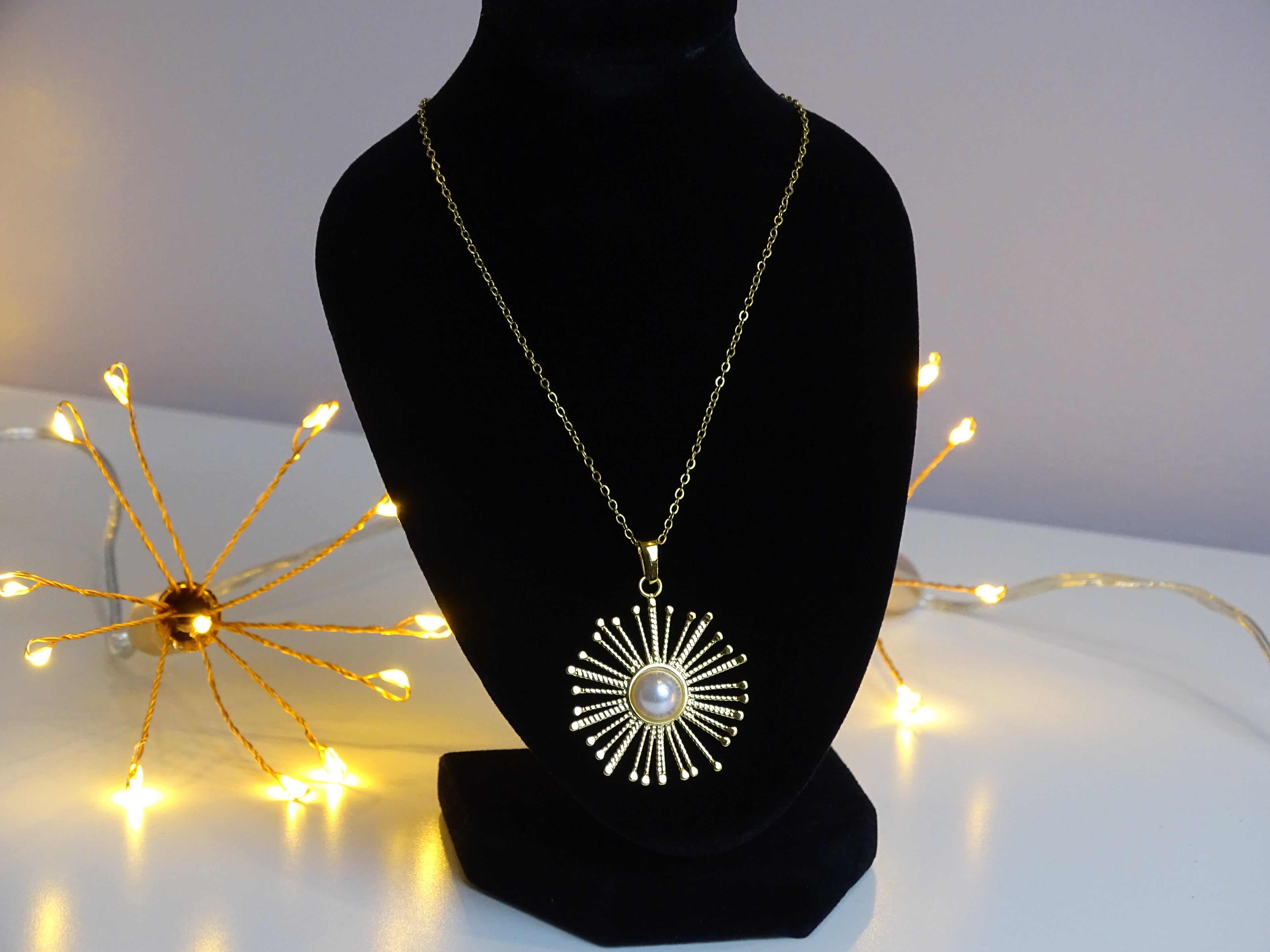 ✨ Ensemble collier & boucles d’oreilles soleil perlé – Éclat raffiné ✨