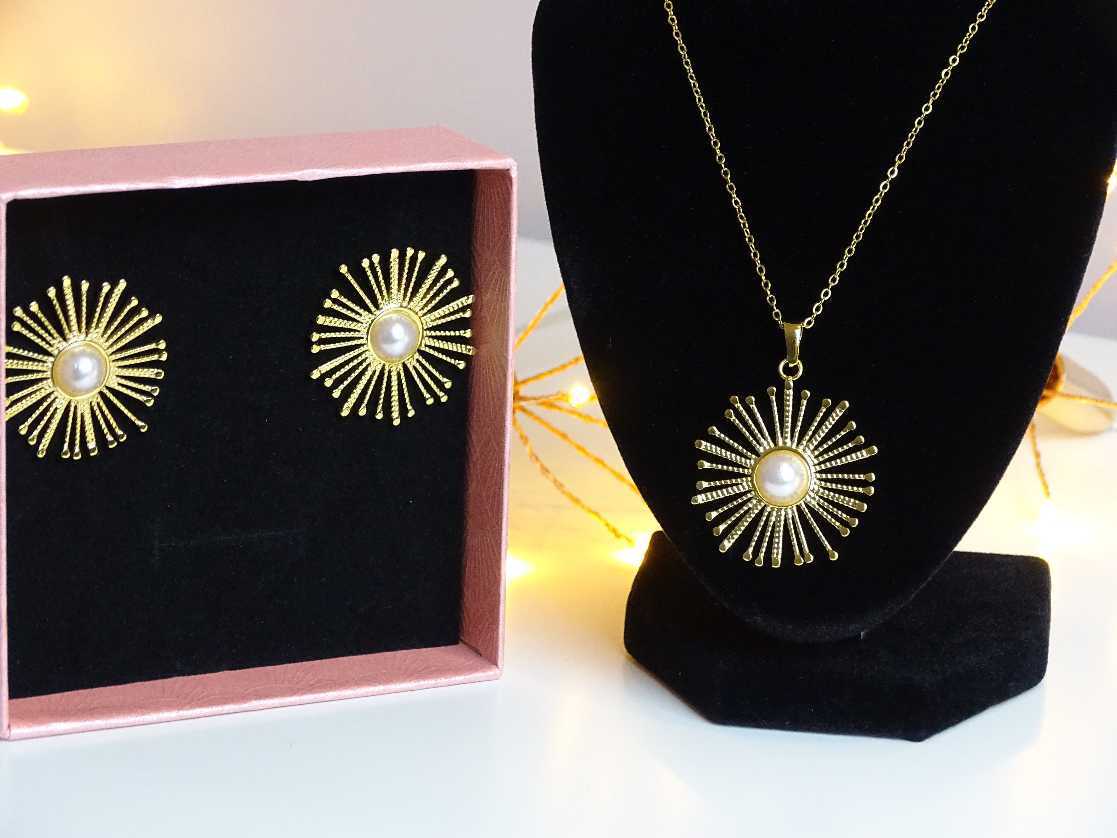 ✨ Ensemble collier & boucles d’oreilles soleil perlé – Éclat raffiné ✨