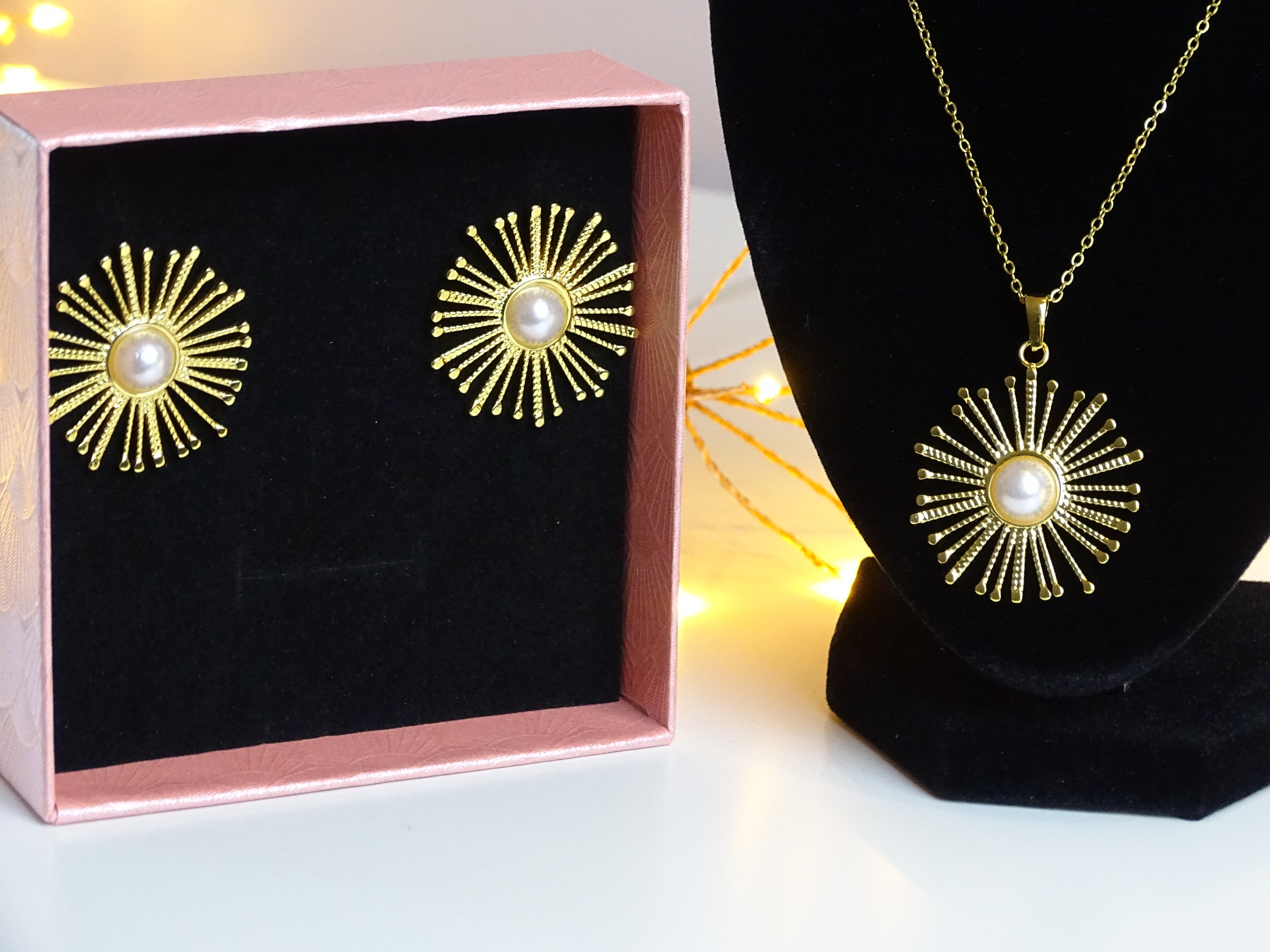 ✨ Ensemble collier & boucles d’oreilles soleil perlé – Éclat raffiné ✨