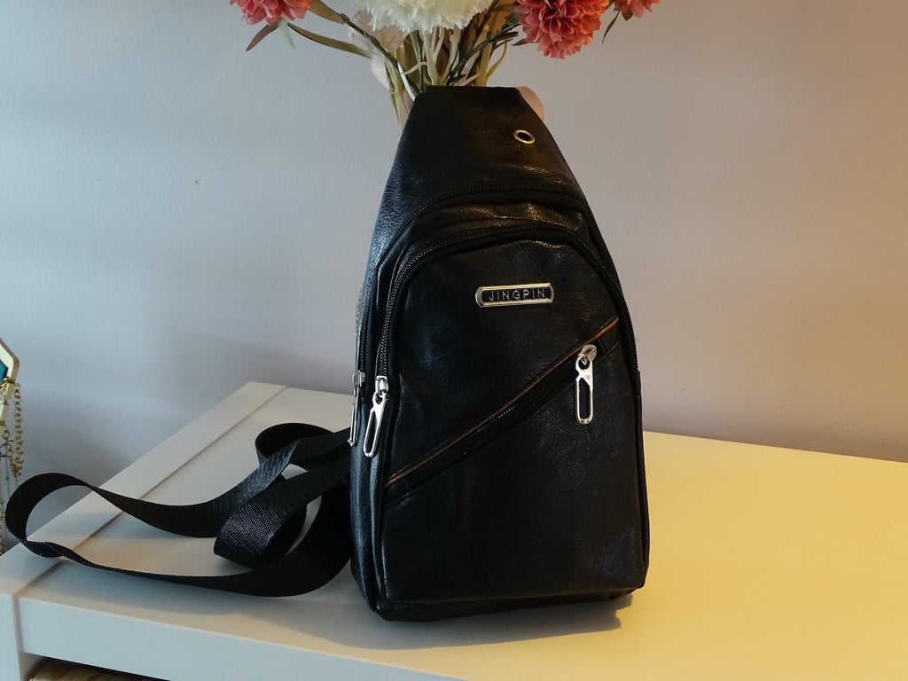 ✨Sacoche homme noire en simili cuir – Élégance urbaine & pratique  • Noxton✨