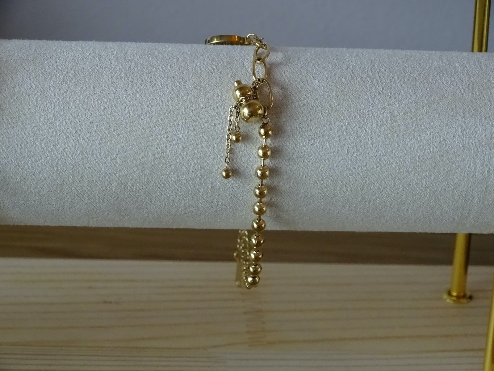 ✨ Bracelet doré multi-chaînes avecperles et pampilles – Élégance moderne et raffinée • Orlina ✨