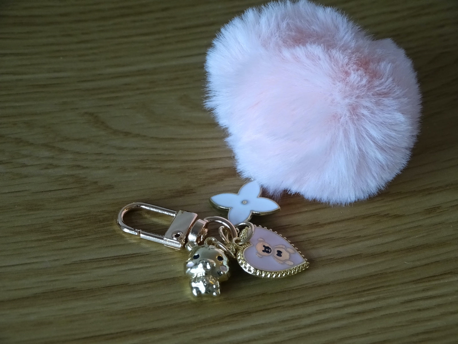 ✨ Porte-clés pompon rose & ourson – Charme doux et tendance • Lunira ✨