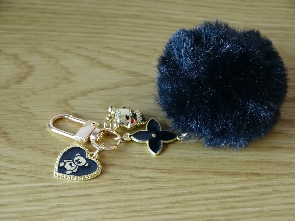 ✨ Porte-clés pompon noir & ourson – Charme doux et tendance • Lunira ✨