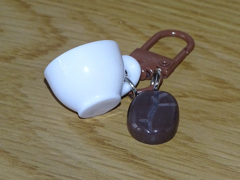✨Porte-clés tasse café blanc & grains – Accessoire gourmand et original • Cafféa✨