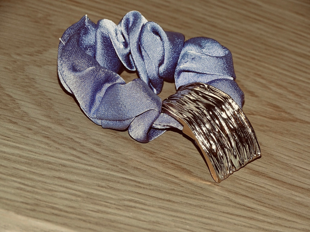✨Chouchou gris rosé avec bijou doré texturé – Élégance raffinée • Nayra✨