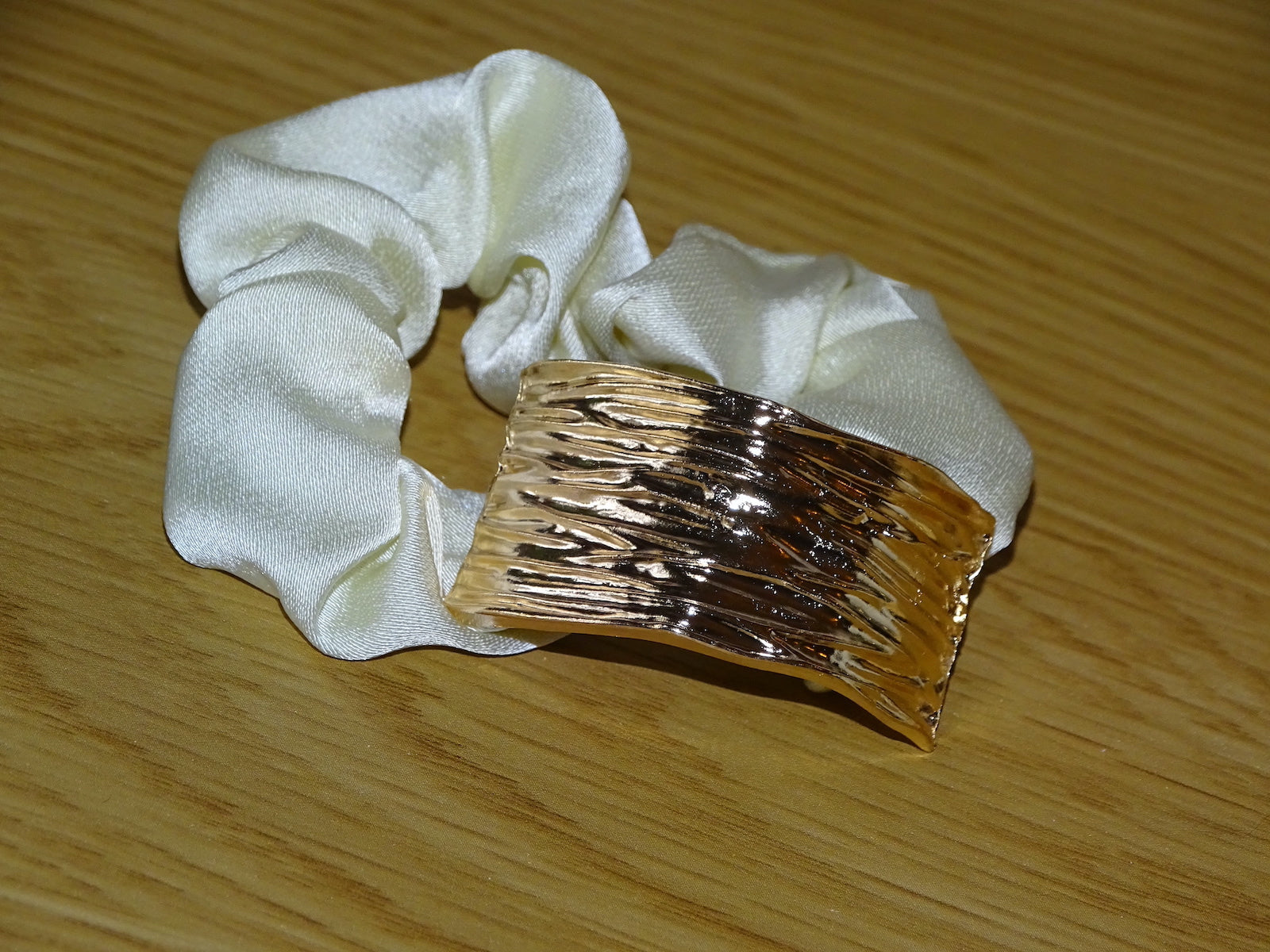 ✨Chouchou beige avec bijou doré texturé – Élégance raffinée • Nayra✨
